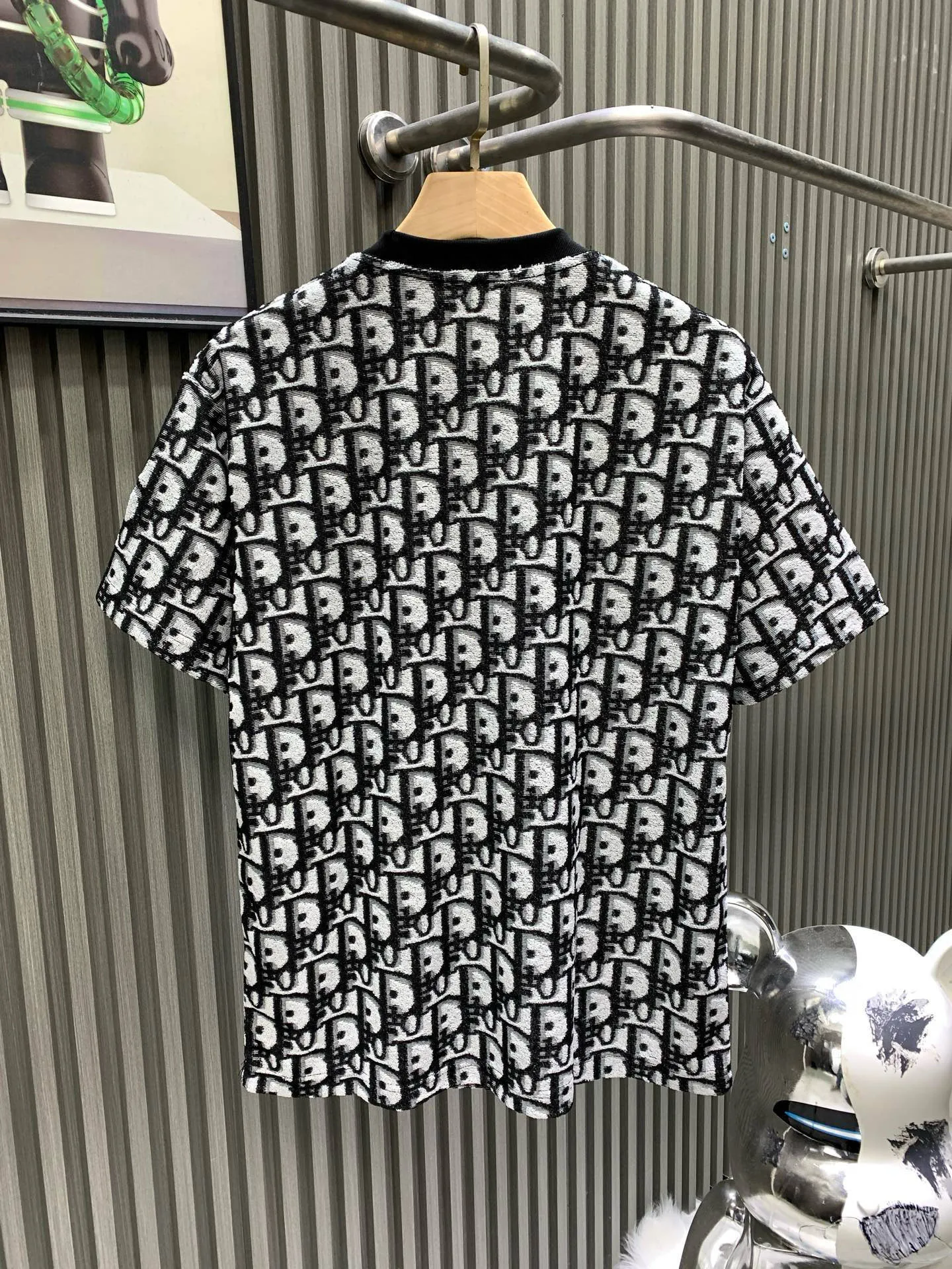 🅿️220 🀄️ DIOR Dior 25ss all-over printed jacquard knitted towel short sleeves. Original purchase: 7,700. The fabric is made of custom-woven 21-count plain weave base 280g pure cotton jacquard knitted fabric. It is interwoven with imported special German gamma cylinder towel machine. 28-cylinder fine thread weaving. The bottom is not grasped first for easy adhesion. It is penetrated and fixed twice before being evaporated and washed. Soft and breathable positioning printing allows each pattern to be perfectly restored. Full-width counter-positioned burnt pattern pieces to restore the brightness of colors. Repeated test pieces to adjust the color difference and then carry out second-step hair picking at the bottom. Jacquard positioning of the front horizontal bar strips. Laser positioning of hand-cut flower pieces. Patterns arranged in bands at the back. The front and rear panels are cut along the same direction. Fully manual flower cutting. The base layer looks great when worn alone. It is better to match the same style.