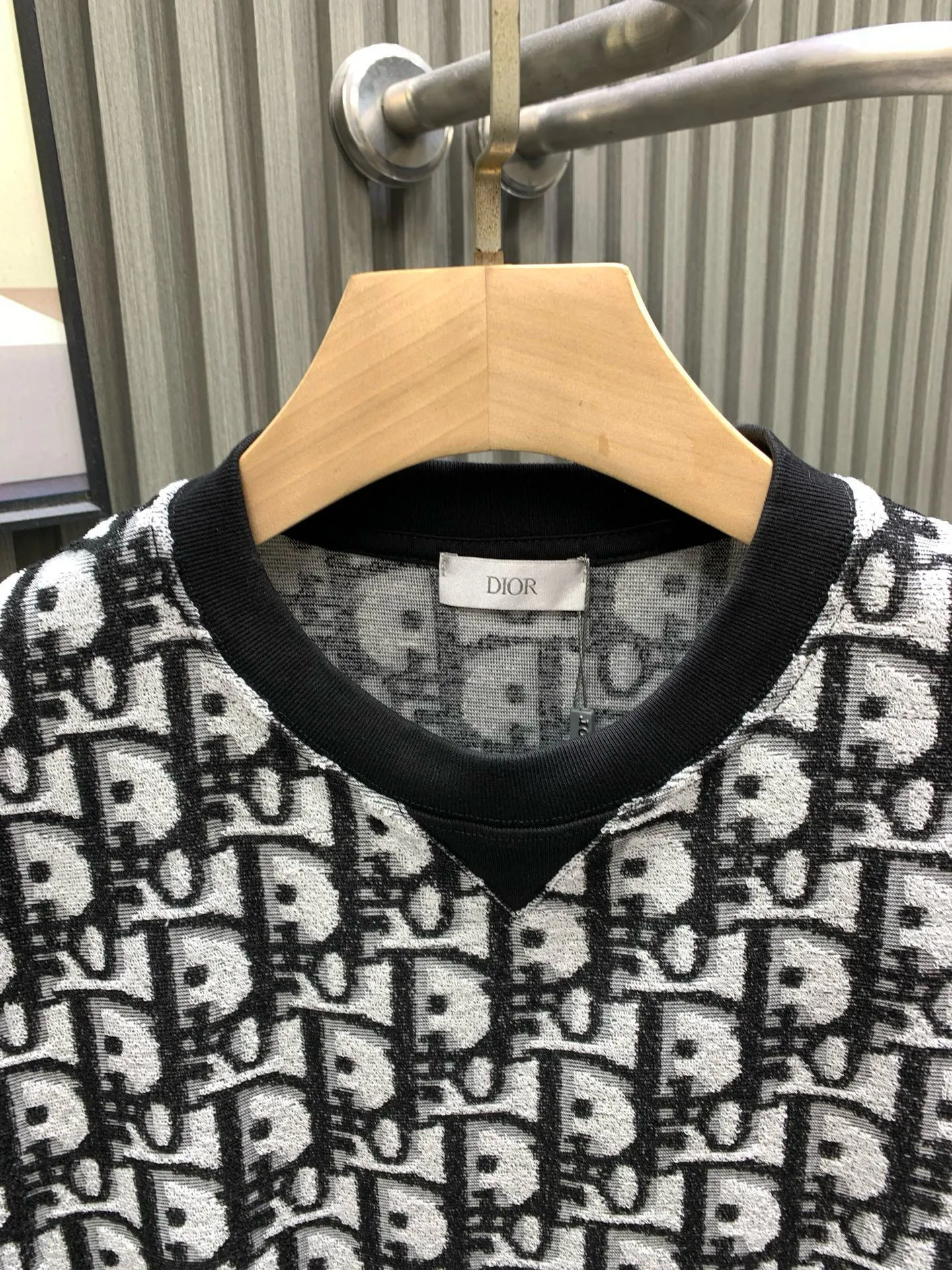 🅿️220 🀄️ DIOR Dior 25ss all-over printed jacquard knitted towel short sleeves. Original purchase: 7,700. The fabric is made of custom-woven 21-count plain weave base 280g pure cotton jacquard knitted fabric. It is interwoven with imported special German gamma cylinder towel machine. 28-cylinder fine thread weaving. The bottom is not grasped first for easy adhesion. It is penetrated and fixed twice before being evaporated and washed. Soft and breathable positioning printing allows each pattern to be perfectly restored. Full-width counter-positioned burnt pattern pieces to restore the brightness of colors. Repeated test pieces to adjust the color difference and then carry out second-step hair picking at the bottom. Jacquard positioning of the front horizontal bar strips. Laser positioning of hand-cut flower pieces. Patterns arranged in bands at the back. The front and rear panels are cut along the same direction. Fully manual flower cutting. The base layer looks great when worn alone. It is better to match the same style.
