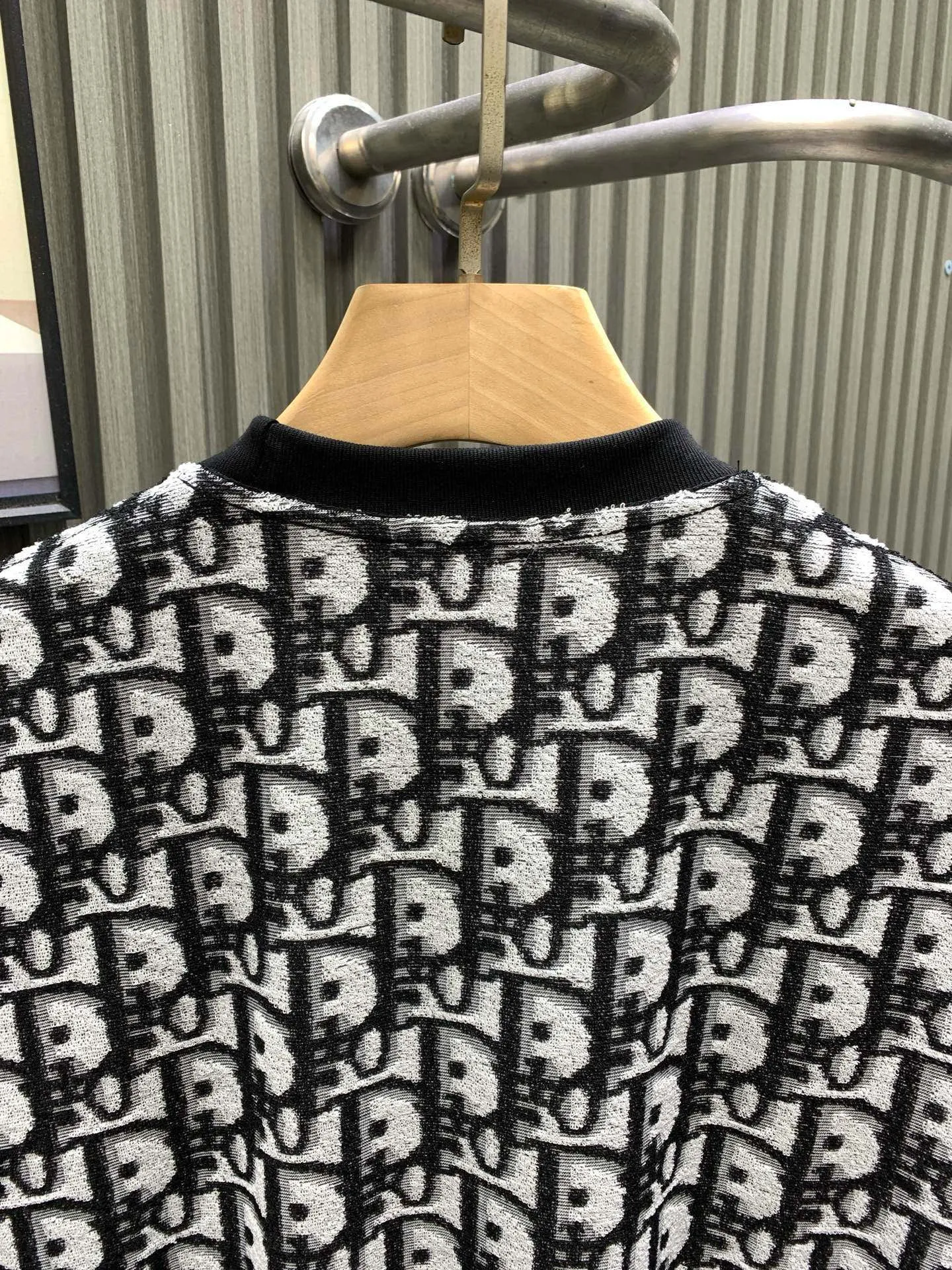 🅿️220 🀄️ DIOR Dior 25ss all-over printed jacquard knitted towel short sleeves. Original purchase: 7,700. The fabric is made of custom-woven 21-count plain weave base 280g pure cotton jacquard knitted fabric. It is interwoven with imported special German gamma cylinder towel machine. 28-cylinder fine thread weaving. The bottom is not grasped first for easy adhesion. It is penetrated and fixed twice before being evaporated and washed. Soft and breathable positioning printing allows each pattern to be perfectly restored. Full-width counter-positioned burnt pattern pieces to restore the brightness of colors. Repeated test pieces to adjust the color difference and then carry out second-step hair picking at the bottom. Jacquard positioning of the front horizontal bar strips. Laser positioning of hand-cut flower pieces. Patterns arranged in bands at the back. The front and rear panels are cut along the same direction. Fully manual flower cutting. The base layer looks great when worn alone. It is better to match the same style.