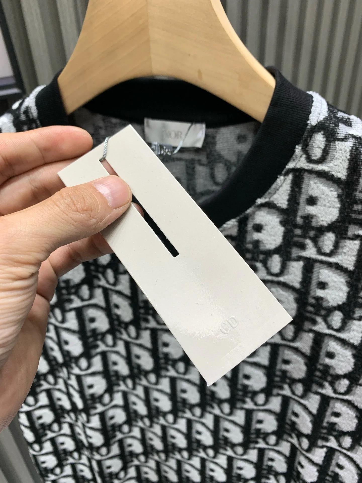 🅿️220 🀄️ DIOR Dior 25ss all-over printed jacquard knitted towel short sleeves. Original purchase: 7,700. The fabric is made of custom-woven 21-count plain weave base 280g pure cotton jacquard knitted fabric. It is interwoven with imported special German gamma cylinder towel machine. 28-cylinder fine thread weaving. The bottom is not grasped first for easy adhesion. It is penetrated and fixed twice before being evaporated and washed. Soft and breathable positioning printing allows each pattern to be perfectly restored. Full-width counter-positioned burnt pattern pieces to restore the brightness of colors. Repeated test pieces to adjust the color difference and then carry out second-step hair picking at the bottom. Jacquard positioning of the front horizontal bar strips. Laser positioning of hand-cut flower pieces. Patterns arranged in bands at the back. The front and rear panels are cut along the same direction. Fully manual flower cutting. The base layer looks great when worn alone. It is better to match the same style.