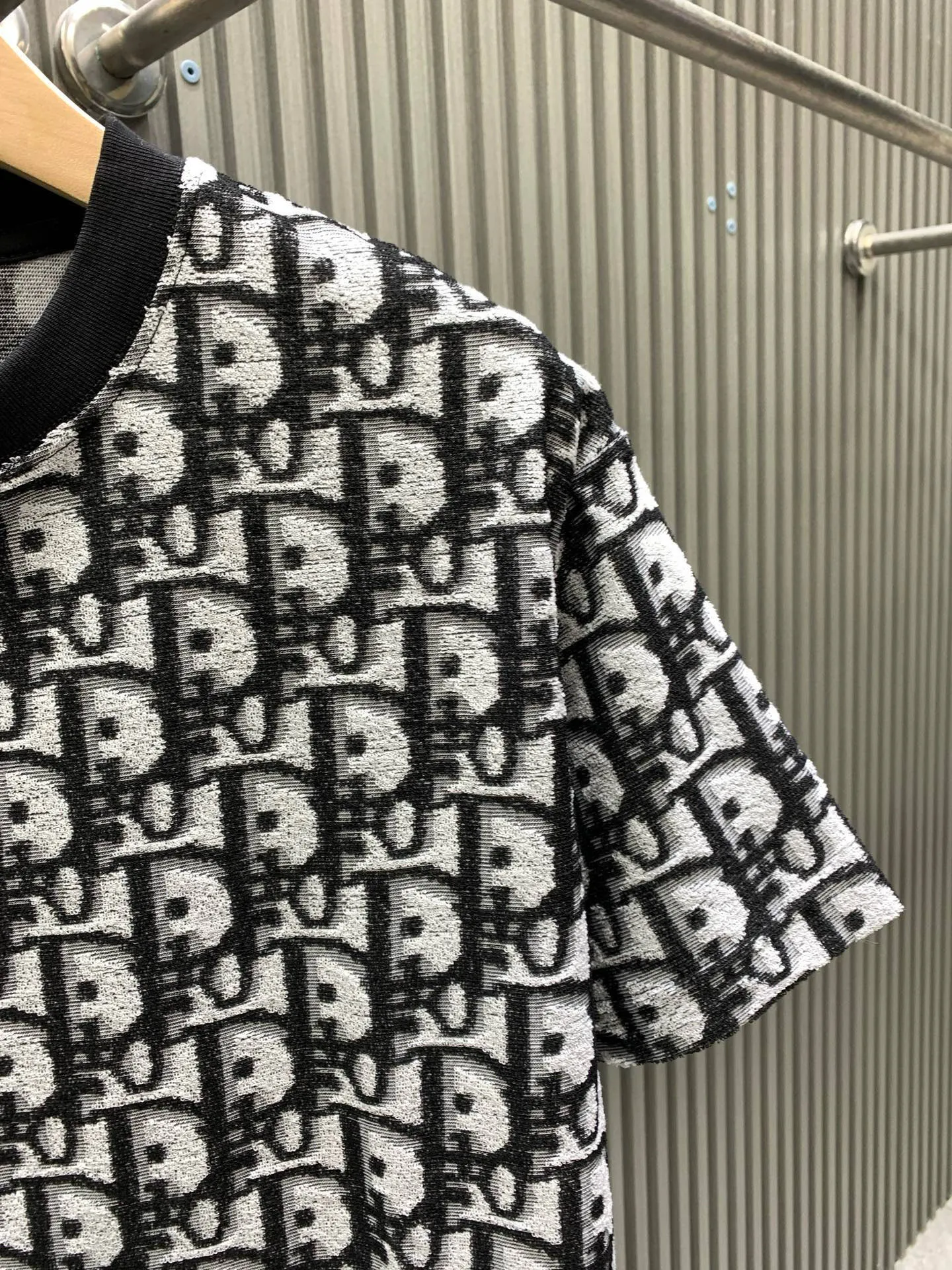 🅿️220 🀄️ DIOR Dior 25ss all-over printed jacquard knitted towel short sleeves. Original purchase: 7,700. The fabric is made of custom-woven 21-count plain weave base 280g pure cotton jacquard knitted fabric. It is interwoven with imported special German gamma cylinder towel machine. 28-cylinder fine thread weaving. The bottom is not grasped first for easy adhesion. It is penetrated and fixed twice before being evaporated and washed. Soft and breathable positioning printing allows each pattern to be perfectly restored. Full-width counter-positioned burnt pattern pieces to restore the brightness of colors. Repeated test pieces to adjust the color difference and then carry out second-step hair picking at the bottom. Jacquard positioning of the front horizontal bar strips. Laser positioning of hand-cut flower pieces. Patterns arranged in bands at the back. The front and rear panels are cut along the same direction. Fully manual flower cutting. The base layer looks great when worn alone. It is better to match the same style.