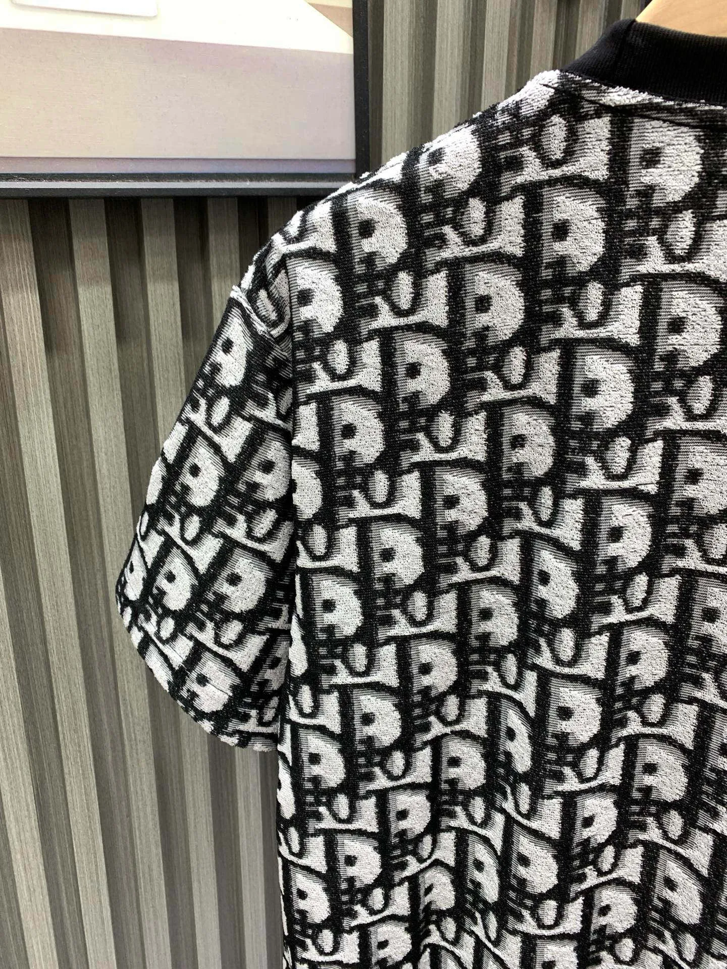 🅿️220 🀄️ DIOR Dior 25ss all-over printed jacquard knitted towel short sleeves. Original purchase: 7,700. The fabric is made of custom-woven 21-count plain weave base 280g pure cotton jacquard knitted fabric. It is interwoven with imported special German gamma cylinder towel machine. 28-cylinder fine thread weaving. The bottom is not grasped first for easy adhesion. It is penetrated and fixed twice before being evaporated and washed. Soft and breathable positioning printing allows each pattern to be perfectly restored. Full-width counter-positioned burnt pattern pieces to restore the brightness of colors. Repeated test pieces to adjust the color difference and then carry out second-step hair picking at the bottom. Jacquard positioning of the front horizontal bar strips. Laser positioning of hand-cut flower pieces. Patterns arranged in bands at the back. The front and rear panels are cut along the same direction. Fully manual flower cutting. The base layer looks great when worn alone. It is better to match the same style.