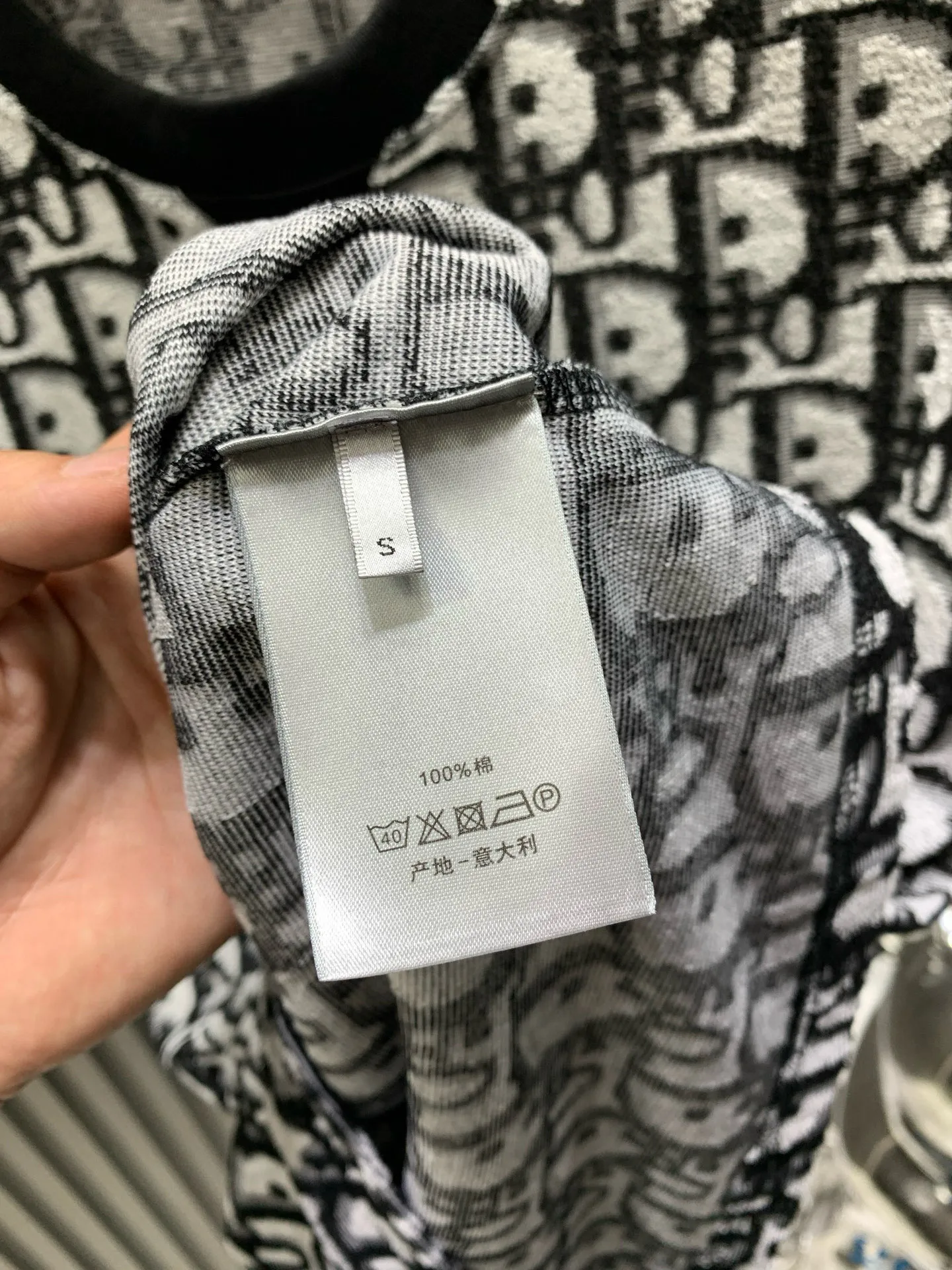 🅿️220 🀄️ DIOR Dior 25ss all-over printed jacquard knitted towel short sleeves. Original purchase: 7,700. The fabric is made of custom-woven 21-count plain weave base 280g pure cotton jacquard knitted fabric. It is interwoven with imported special German gamma cylinder towel machine. 28-cylinder fine thread weaving. The bottom is not grasped first for easy adhesion. It is penetrated and fixed twice before being evaporated and washed. Soft and breathable positioning printing allows each pattern to be perfectly restored. Full-width counter-positioned burnt pattern pieces to restore the brightness of colors. Repeated test pieces to adjust the color difference and then carry out second-step hair picking at the bottom. Jacquard positioning of the front horizontal bar strips. Laser positioning of hand-cut flower pieces. Patterns arranged in bands at the back. The front and rear panels are cut along the same direction. Fully manual flower cutting. The base layer looks great when worn alone. It is better to match the same style.