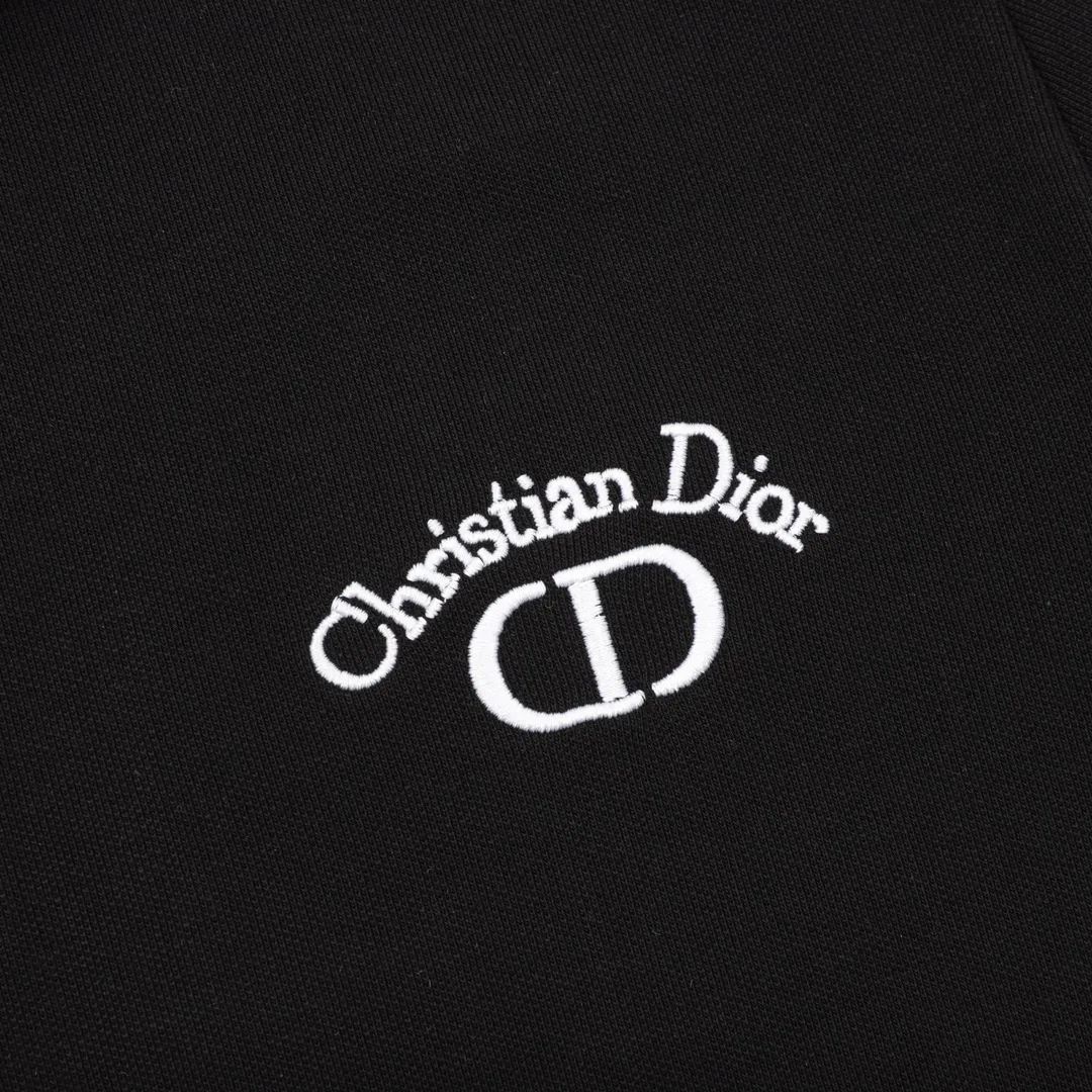 🅿️270 DIOR/Dior CD embroidered LOGO short-sleeved POLO shirt is made of cotton pique mesh fabric, custom-made material 260g long-staple cotton, the collar is made of a dual-system jacquard flat knitting machine, elastic and non-deformable, all the clothes are bound with original cloth, double-layered front chest, no open stitching, no loose edges, cuffs, front chest bottom, shoulder seam bone, three labels for customized accessories! Fashionable and versatile, if you want to wear a fashionable street style, many bloggers on Xiaohongshu recommend this Polo shirt at the right time. The details are more careful to strengthen the collar shape, and it will not deform after being worn and washed for a long time. It is absolutely high-quality and perfect! size：S-L