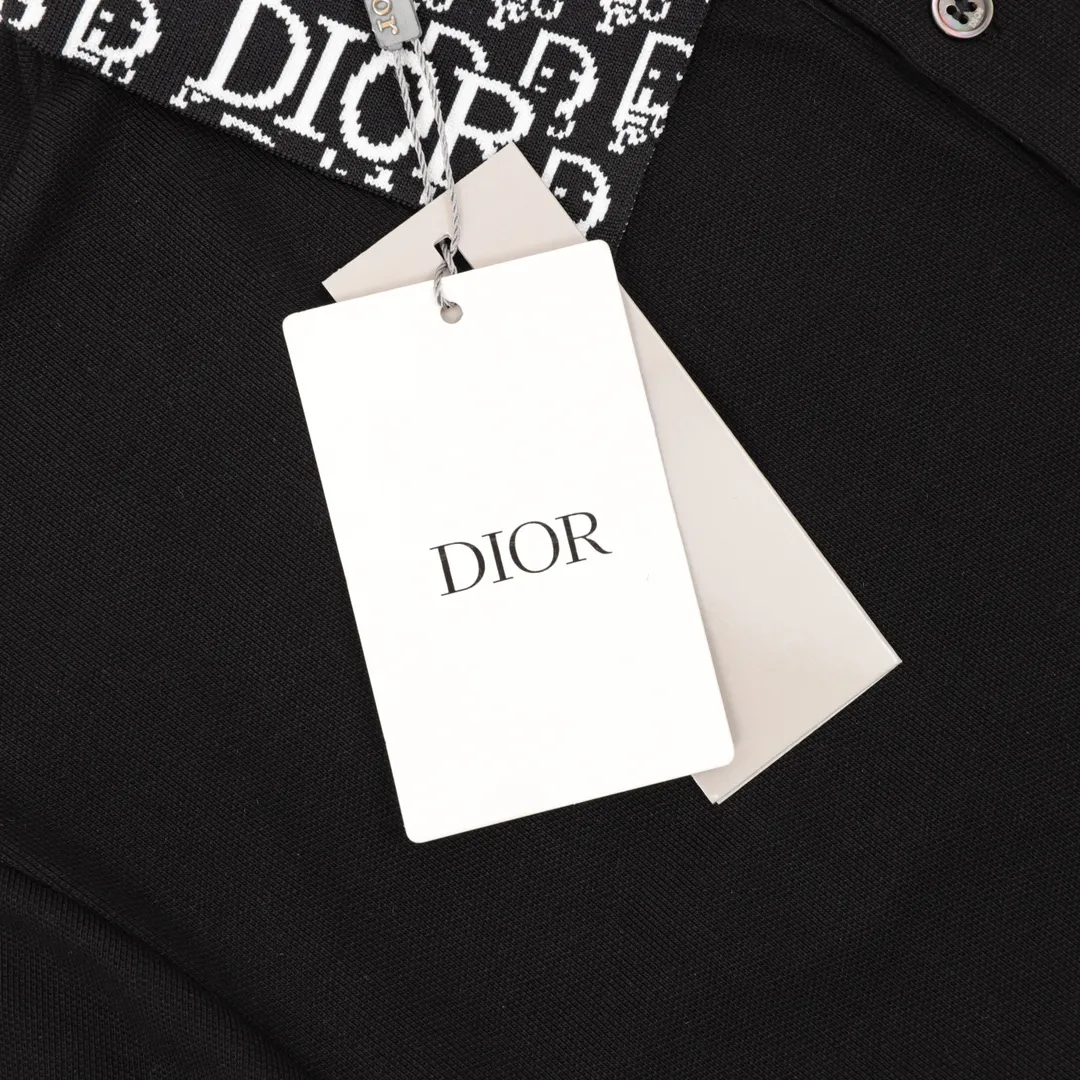 🅿️270 DIOR/Dior CD embroidered LOGO short-sleeved POLO shirt is made of cotton pique mesh fabric, custom-made material 260g long-staple cotton, the collar is made of a dual-system jacquard flat knitting machine, elastic and non-deformable, all the clothes are bound with original cloth, double-layered front chest, no open stitching, no loose edges, cuffs, front chest bottom, shoulder seam bone, three labels for customized accessories! Fashionable and versatile, if you want to wear a fashionable street style, many bloggers on Xiaohongshu recommend this Polo shirt at the right time. The details are more careful to strengthen the collar shape, and it will not deform after being worn and washed for a long time. It is absolutely high-quality and perfect! size：S-L