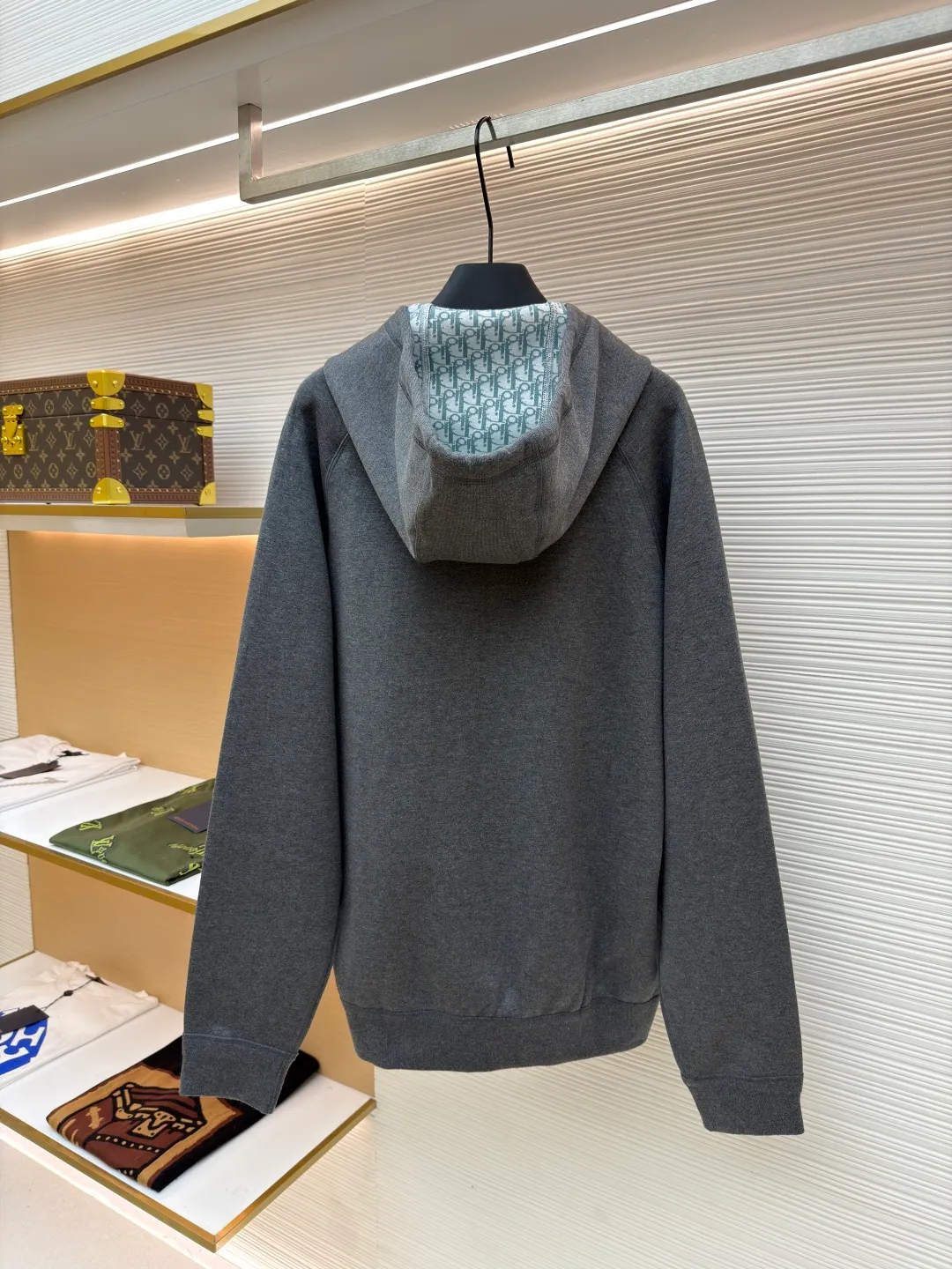 Dior presbyopic wool cashmere hooded cardigan jacket ●Original version: purchased and developed for 17500 ●Item number: 1680899-C00 ●Fabric: wool cashmere fabric ●Technology: Jacquard texture production ●Version: fitted version ●Weight: about 955 grams ●Size: S-M-L-XL ●Description: The fabric is made of cashmere fabric, containing 50% wool and pure cotton, with original hemming inside, jacquard letters, integrated design. One side has a solid color logo, and the spliced side has a classic presbyopia. It can be worn on both sides to change the style at any time. Customized imported velvet imported machine weaving, the material is conscientious and full of high-end texture. It is comfortable to wear and skin-friendly. It is made by a large factory and has perfect details and texture. The fabric is made of imported cashmere yarn. New product for early autumn! Hot style return! New version of dropped shoulder design High-grade navy blue presbyopic logo zipper cashmere jacket. Reversible. The letter jacquard texture on the back is luxurious and handsome. The hooded design is fashionable and advanced. The classic version does not make people look slimmer. Highly recommended! The overall wiring is straight and delicate, the fabric is comfortable and soft, and the color is consistent without color difference. It can be matched with the same style to create a fashionable look and control various occasions. Customized accessories, complete with three standards, same style for men and women!