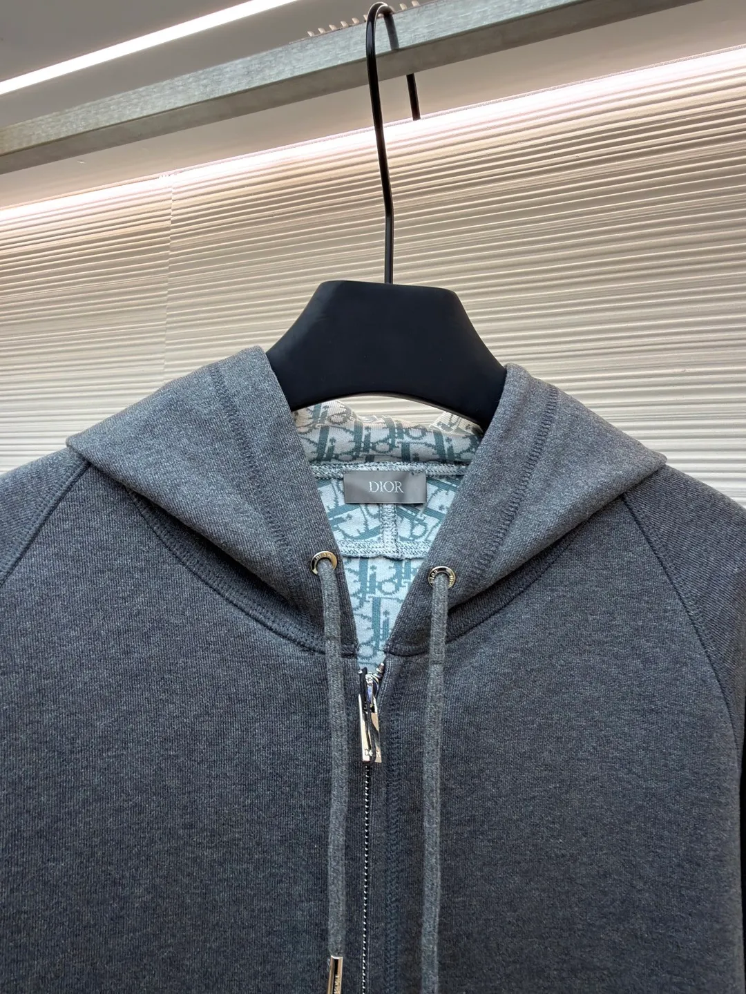 Dior presbyopic wool cashmere hooded cardigan jacket ●Original version: purchased and developed for 17500 ●Item number: 1680899-C00 ●Fabric: wool cashmere fabric ●Technology: Jacquard texture production ●Version: fitted version ●Weight: about 955 grams ●Size: S-M-L-XL ●Description: The fabric is made of cashmere fabric, containing 50% wool and pure cotton, with original hemming inside, jacquard letters, integrated design. One side has a solid color logo, and the spliced side has a classic presbyopia. It can be worn on both sides to change the style at any time. Customized imported velvet imported machine weaving, the material is conscientious and full of high-end texture. It is comfortable to wear and skin-friendly. It is made by a large factory and has perfect details and texture. The fabric is made of imported cashmere yarn. New product for early autumn! Hot style return! New version of dropped shoulder design High-grade navy blue presbyopic logo zipper cashmere jacket. Reversible. The letter jacquard texture on the back is luxurious and handsome. The hooded design is fashionable and advanced. The classic version does not make people look slimmer. Highly recommended! The overall wiring is straight and delicate, the fabric is comfortable and soft, and the color is consistent without color difference. It can be matched with the same style to create a fashionable look and control various occasions. Customized accessories, complete with three standards, same style for men and women!