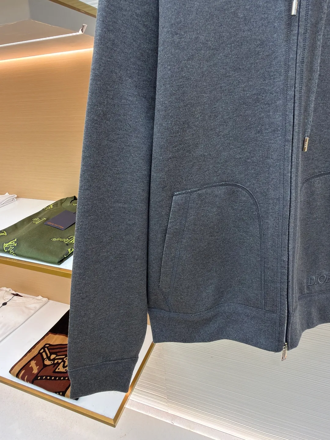 Dior presbyopic wool cashmere hooded cardigan jacket ●Original version: purchased and developed for 17500 ●Item number: 1680899-C00 ●Fabric: wool cashmere fabric ●Technology: Jacquard texture production ●Version: fitted version ●Weight: about 955 grams ●Size: S-M-L-XL ●Description: The fabric is made of cashmere fabric, containing 50% wool and pure cotton, with original hemming inside, jacquard letters, integrated design. One side has a solid color logo, and the spliced side has a classic presbyopia. It can be worn on both sides to change the style at any time. Customized imported velvet imported machine weaving, the material is conscientious and full of high-end texture. It is comfortable to wear and skin-friendly. It is made by a large factory and has perfect details and texture. The fabric is made of imported cashmere yarn. New product for early autumn! Hot style return! New version of dropped shoulder design High-grade navy blue presbyopic logo zipper cashmere jacket. Reversible. The letter jacquard texture on the back is luxurious and handsome. The hooded design is fashionable and advanced. The classic version does not make people look slimmer. Highly recommended! The overall wiring is straight and delicate, the fabric is comfortable and soft, and the color is consistent without color difference. It can be matched with the same style to create a fashionable look and control various occasions. Customized accessories, complete with three standards, same style for men and women!