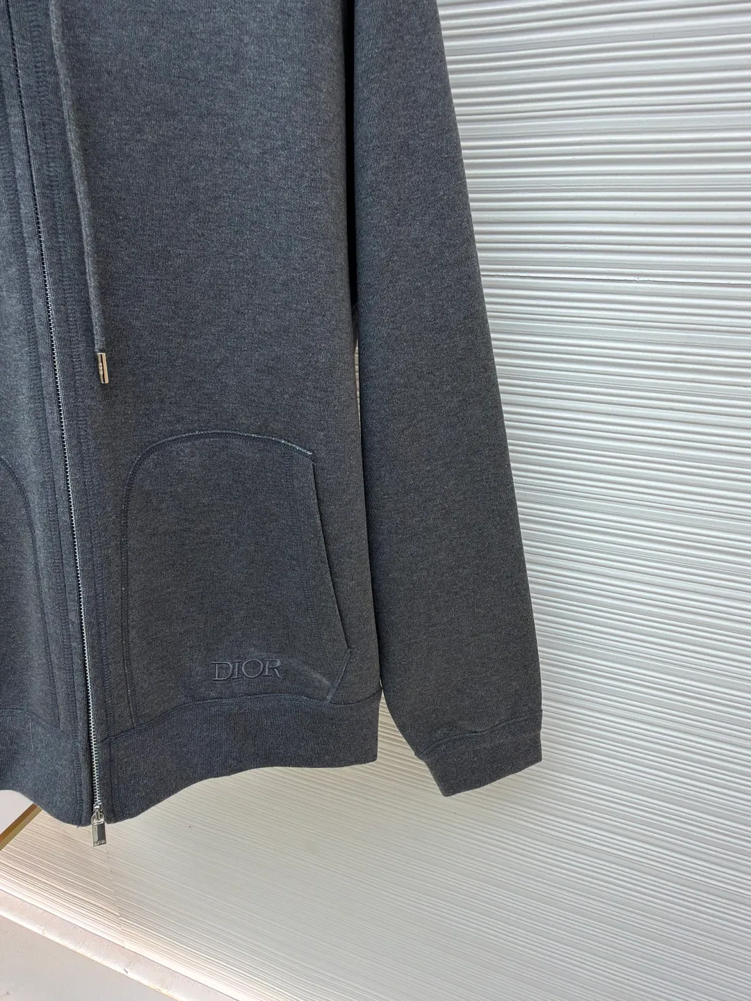 Dior presbyopic wool cashmere hooded cardigan jacket ●Original version: purchased and developed for 17500 ●Item number: 1680899-C00 ●Fabric: wool cashmere fabric ●Technology: Jacquard texture production ●Version: fitted version ●Weight: about 955 grams ●Size: S-M-L-XL ●Description: The fabric is made of cashmere fabric, containing 50% wool and pure cotton, with original hemming inside, jacquard letters, integrated design. One side has a solid color logo, and the spliced side has a classic presbyopia. It can be worn on both sides to change the style at any time. Customized imported velvet imported machine weaving, the material is conscientious and full of high-end texture. It is comfortable to wear and skin-friendly. It is made by a large factory and has perfect details and texture. The fabric is made of imported cashmere yarn. New product for early autumn! Hot style return! New version of dropped shoulder design High-grade navy blue presbyopic logo zipper cashmere jacket. Reversible. The letter jacquard texture on the back is luxurious and handsome. The hooded design is fashionable and advanced. The classic version does not make people look slimmer. Highly recommended! The overall wiring is straight and delicate, the fabric is comfortable and soft, and the color is consistent without color difference. It can be matched with the same style to create a fashionable look and control various occasions. Customized accessories, complete with three standards, same style for men and women!