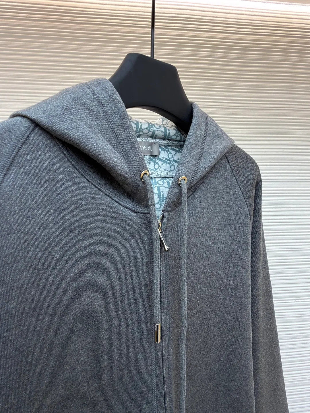 Dior presbyopic wool cashmere hooded cardigan jacket ●Original version: purchased and developed for 17500 ●Item number: 1680899-C00 ●Fabric: wool cashmere fabric ●Technology: Jacquard texture production ●Version: fitted version ●Weight: about 955 grams ●Size: S-M-L-XL ●Description: The fabric is made of cashmere fabric, containing 50% wool and pure cotton, with original hemming inside, jacquard letters, integrated design. One side has a solid color logo, and the spliced side has a classic presbyopia. It can be worn on both sides to change the style at any time. Customized imported velvet imported machine weaving, the material is conscientious and full of high-end texture. It is comfortable to wear and skin-friendly. It is made by a large factory and has perfect details and texture. The fabric is made of imported cashmere yarn. New product for early autumn! Hot style return! New version of dropped shoulder design High-grade navy blue presbyopic logo zipper cashmere jacket. Reversible. The letter jacquard texture on the back is luxurious and handsome. The hooded design is fashionable and advanced. The classic version does not make people look slimmer. Highly recommended! The overall wiring is straight and delicate, the fabric is comfortable and soft, and the color is consistent without color difference. It can be matched with the same style to create a fashionable look and control various occasions. Customized accessories, complete with three standards, same style for men and women!