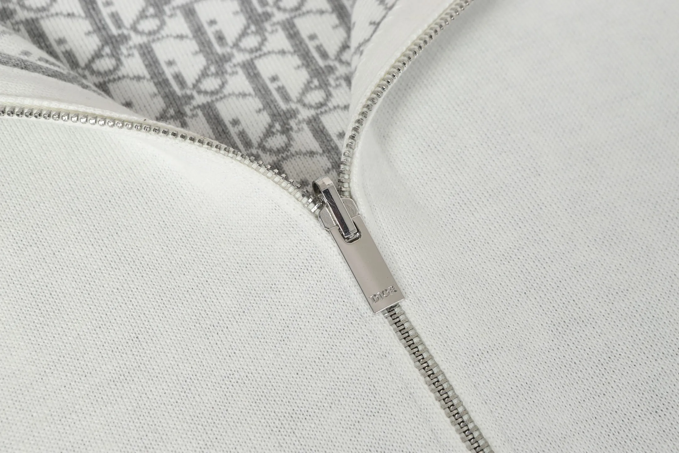 🅿️630 DIOR/Dior double-sided jacquard cashmere knitted hood. The original version was purchased for 22,337 and developed. The fabric is made of cashmere blended knitted fabric, which is soft and comfortable. It features a zip closure at the front and subtle ribbed trimming at the cuffs and hem. Reversible, the unlined cut ensures a lightweight fit and the slim fit creates an elegant silhouette. The entire piece has exquisite craftsmanship, double-sided knitting technology enables reversible wear, and ribbed edges enhance the three-dimensional effect. Dry cleaning and maintenance are recommended to maintain the delicate texture of cashmere fabrics. This piece is both casual and fashionable, and can be easily matched with all kinds of clothing, showing the brand's exquisite craftsmanship and classic aesthetics. Color: White Size: S M L