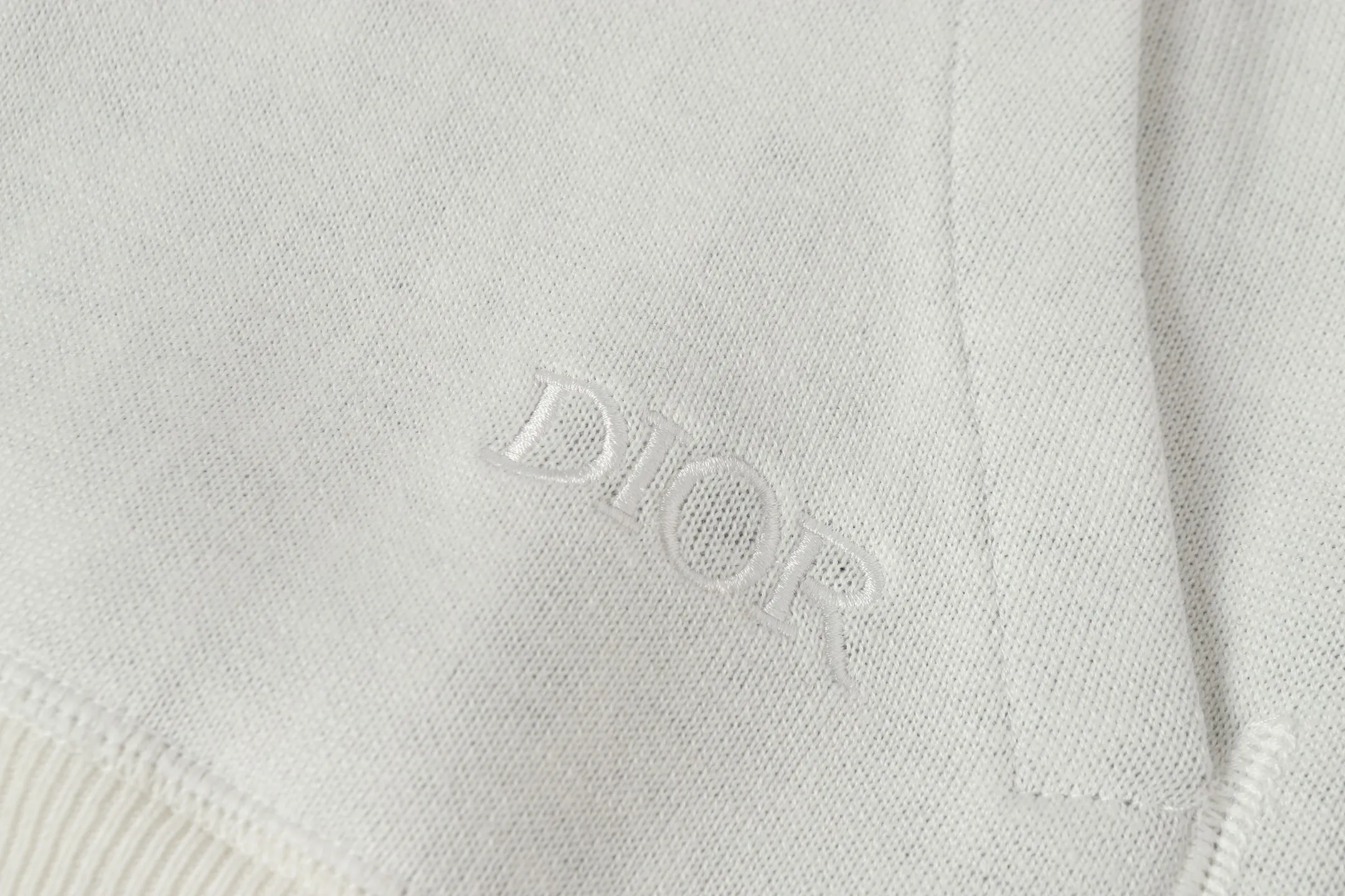 🅿️630 DIOR/Dior double-sided jacquard cashmere knitted hood. The original version was purchased for 22,337 and developed. The fabric is made of cashmere blended knitted fabric, which is soft and comfortable. It features a zip closure at the front and subtle ribbed trimming at the cuffs and hem. Reversible, the unlined cut ensures a lightweight fit and the slim fit creates an elegant silhouette. The entire piece has exquisite craftsmanship, double-sided knitting technology enables reversible wear, and ribbed edges enhance the three-dimensional effect. Dry cleaning and maintenance are recommended to maintain the delicate texture of cashmere fabrics. This piece is both casual and fashionable, and can be easily matched with all kinds of clothing, showing the brand's exquisite craftsmanship and classic aesthetics. Color: White Size: S M L