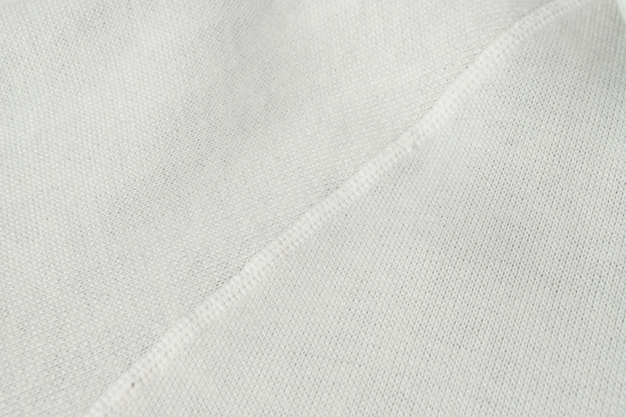 🅿️630 DIOR/Dior double-sided jacquard cashmere knitted hood. The original version was purchased for 22,337 and developed. The fabric is made of cashmere blended knitted fabric, which is soft and comfortable. It features a zip closure at the front and subtle ribbed trimming at the cuffs and hem. Reversible, the unlined cut ensures a lightweight fit and the slim fit creates an elegant silhouette. The entire piece has exquisite craftsmanship, double-sided knitting technology enables reversible wear, and ribbed edges enhance the three-dimensional effect. Dry cleaning and maintenance are recommended to maintain the delicate texture of cashmere fabrics. This piece is both casual and fashionable, and can be easily matched with all kinds of clothing, showing the brand's exquisite craftsmanship and classic aesthetics. Color: White Size: S M L