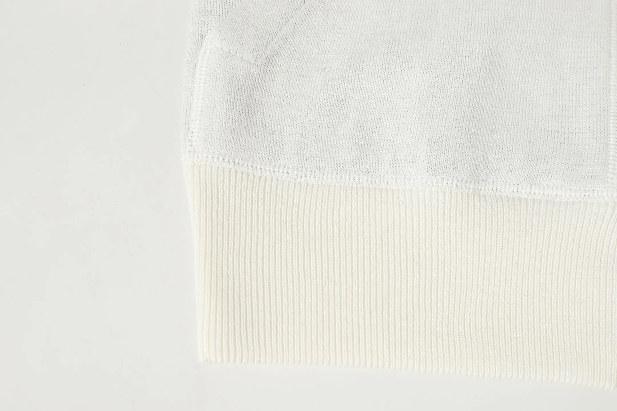 🅿️630 DIOR/Dior double-sided jacquard cashmere knitted hood. The original version was purchased for 22,337 and developed. The fabric is made of cashmere blended knitted fabric, which is soft and comfortable. It features a zip closure at the front and subtle ribbed trimming at the cuffs and hem. Reversible, the unlined cut ensures a lightweight fit and the slim fit creates an elegant silhouette. The entire piece has exquisite craftsmanship, double-sided knitting technology enables reversible wear, and ribbed edges enhance the three-dimensional effect. Dry cleaning and maintenance are recommended to maintain the delicate texture of cashmere fabrics. This piece is both casual and fashionable, and can be easily matched with all kinds of clothing, showing the brand's exquisite craftsmanship and classic aesthetics. Color: White Size: S M L