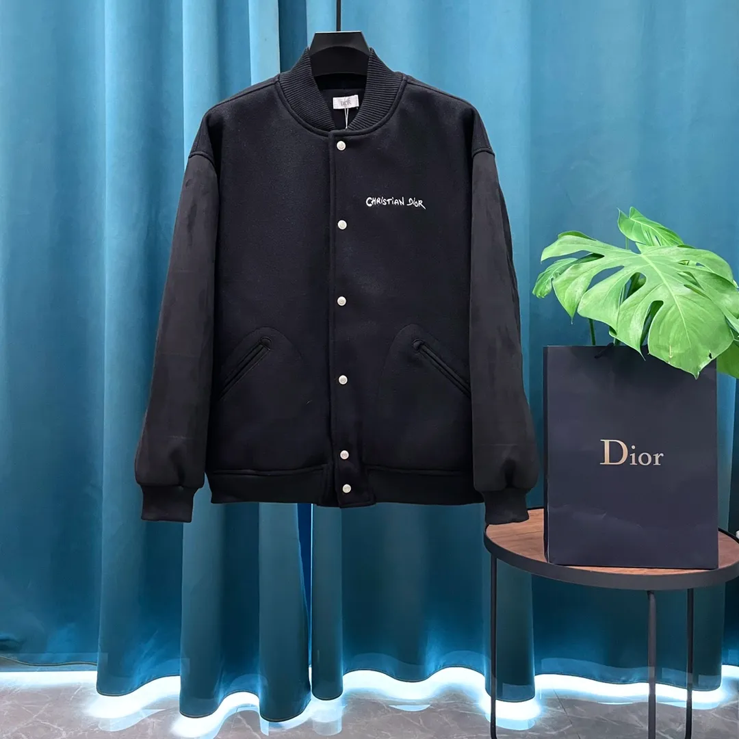 🅿️410 Dior➡️Dior 2025ss runway style baseball uniform jacket. I ordered the original model and it took a month to finally ship. I love it so much. The upper body is really handsome. A blogger on Douyin said that LV's new products this year will become the future trend. If you look through street photos, you will find that celebrities regard it as a collectible jacket, a must-have item for men and women who want light luxury for commuting. Developing the highest version on the entire network, it took 1 month to customize and the cost was extremely high. The German imported flat-machine made custom-woven wool jacquard threads, using the first layer of imported lambskin. The pleated texture is unparalleled. It is hand-cut and meticulously crafted. The stitching position is very technical. Whether the whole garment is good or not depends on this position. Top-notch workmanship and details can stand the test. A full set of customized accessories, the letters are clear and perfectly restored without any difference. High-end atmosphere and full grade! The entire dress is exclusively customized with heavy craftsmanship. The towel patch embroidery is perfectly combined with craft embroidery and precise stitching! Absolute craftsmanship quality! Size: M L XL XXL