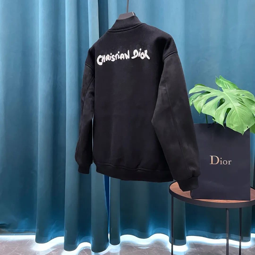 🅿️410 Dior➡️Dior 2025ss runway style baseball uniform jacket. I ordered the original model and it took a month to finally ship. I love it so much. The upper body is really handsome. A blogger on Douyin said that LV's new products this year will become the future trend. If you look through street photos, you will find that celebrities regard it as a collectible jacket, a must-have item for men and women who want light luxury for commuting. Developing the highest version on the entire network, it took 1 month to customize and the cost was extremely high. The German imported flat-machine made custom-woven wool jacquard threads, using the first layer of imported lambskin. The pleated texture is unparalleled. It is hand-cut and meticulously crafted. The stitching position is very technical. Whether the whole garment is good or not depends on this position. Top-notch workmanship and details can stand the test. A full set of customized accessories, the letters are clear and perfectly restored without any difference. High-end atmosphere and full grade! The entire dress is exclusively customized with heavy craftsmanship. The towel patch embroidery is perfectly combined with craft embroidery and precise stitching! Absolute craftsmanship quality! Size: M L XL XXL