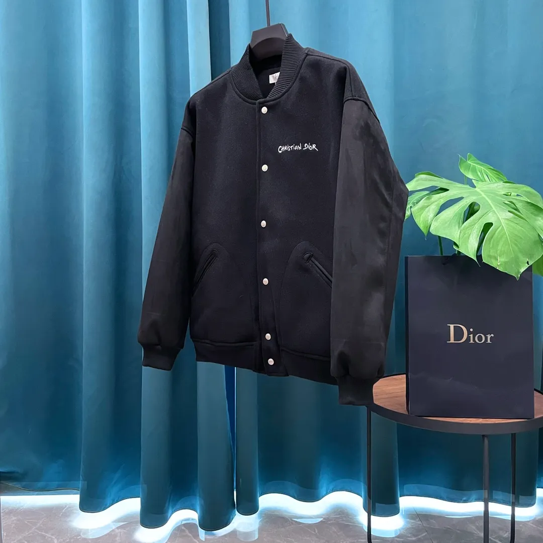 🅿️410 Dior➡️Dior 2025ss runway style baseball uniform jacket. I ordered the original model and it took a month to finally ship. I love it so much. The upper body is really handsome. A blogger on Douyin said that LV's new products this year will become the future trend. If you look through street photos, you will find that celebrities regard it as a collectible jacket, a must-have item for men and women who want light luxury for commuting. Developing the highest version on the entire network, it took 1 month to customize and the cost was extremely high. The German imported flat-machine made custom-woven wool jacquard threads, using the first layer of imported lambskin. The pleated texture is unparalleled. It is hand-cut and meticulously crafted. The stitching position is very technical. Whether the whole garment is good or not depends on this position. Top-notch workmanship and details can stand the test. A full set of customized accessories, the letters are clear and perfectly restored without any difference. High-end atmosphere and full grade! The entire dress is exclusively customized with heavy craftsmanship. The towel patch embroidery is perfectly combined with craft embroidery and precise stitching! Absolute craftsmanship quality! Size: M L XL XXL