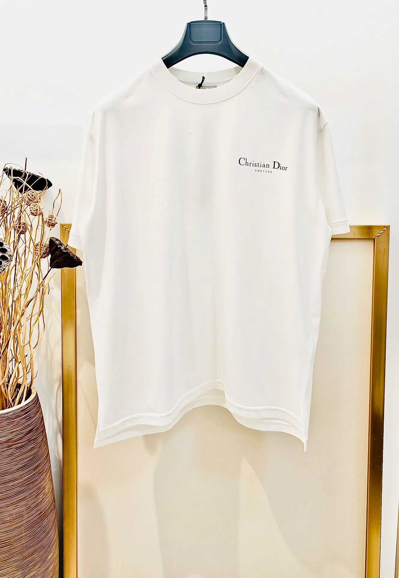 🅿️230 🌈Size: s/m/l/xl, black and white OS loose version, same style for men and women 1977364858081 Dio*Dior classic ripped and incomplete letter slit loose version half-sleeved T-shirt. Made of heavyweight pure cotton, carefully made with garment wash/shredded. Loose version cut with ribbed round neck, easy to create a casual look.  ⚠️Washing method: Dry clean or fast machine wash in cold water wrapped inside out laundry bag! !