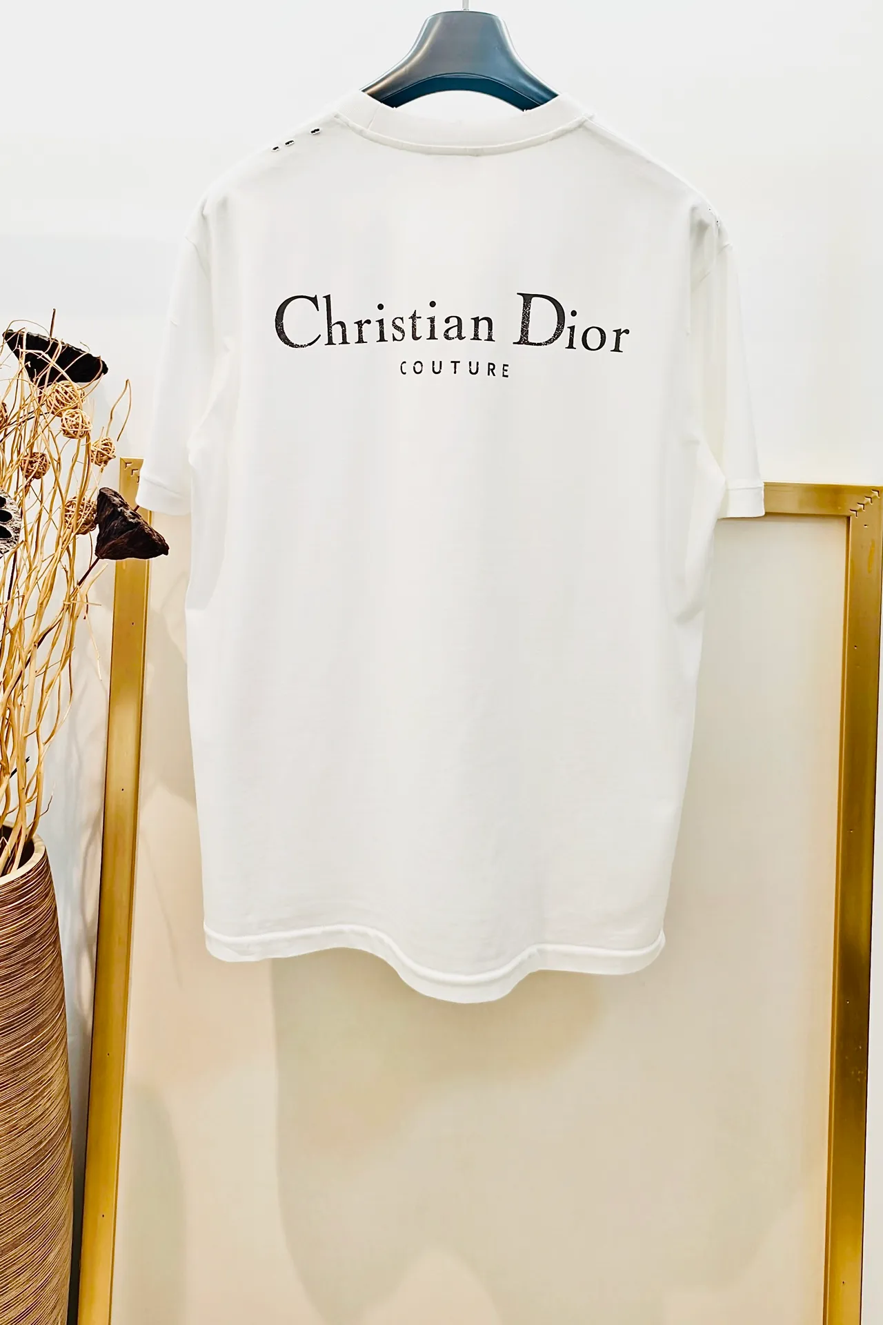 🅿️230 🌈Size: s/m/l/xl, black and white OS loose version, same style for men and women 1977364858081 Dio*Dior classic ripped and incomplete letter slit loose version half-sleeved T-shirt. Made of heavyweight pure cotton, carefully made with garment wash/shredded. Loose version cut with ribbed round neck, easy to create a casual look.  ⚠️Washing method: Dry clean or fast machine wash in cold water wrapped inside out laundry bag! !