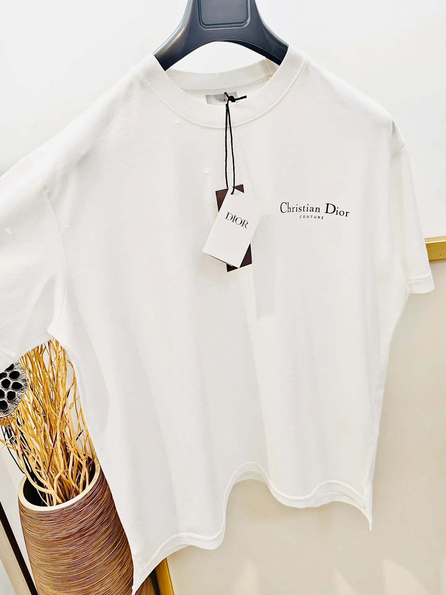 🅿️230 🌈Size: s/m/l/xl, black and white OS loose version, same style for men and women 1977364858081 Dio*Dior classic ripped and incomplete letter slit loose version half-sleeved T-shirt. Made of heavyweight pure cotton, carefully made with garment wash/shredded. Loose version cut with ribbed round neck, easy to create a casual look.  ⚠️Washing method: Dry clean or fast machine wash in cold water wrapped inside out laundry bag! !