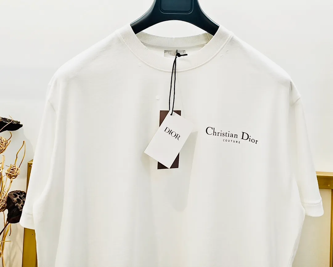 🅿️230 🌈Size: s/m/l/xl, black and white OS loose version, same style for men and women 1977364858081 Dio*Dior classic ripped and incomplete letter slit loose version half-sleeved T-shirt. Made of heavyweight pure cotton, carefully made with garment wash/shredded. Loose version cut with ribbed round neck, easy to create a casual look.  ⚠️Washing method: Dry clean or fast machine wash in cold water wrapped inside out laundry bag! !