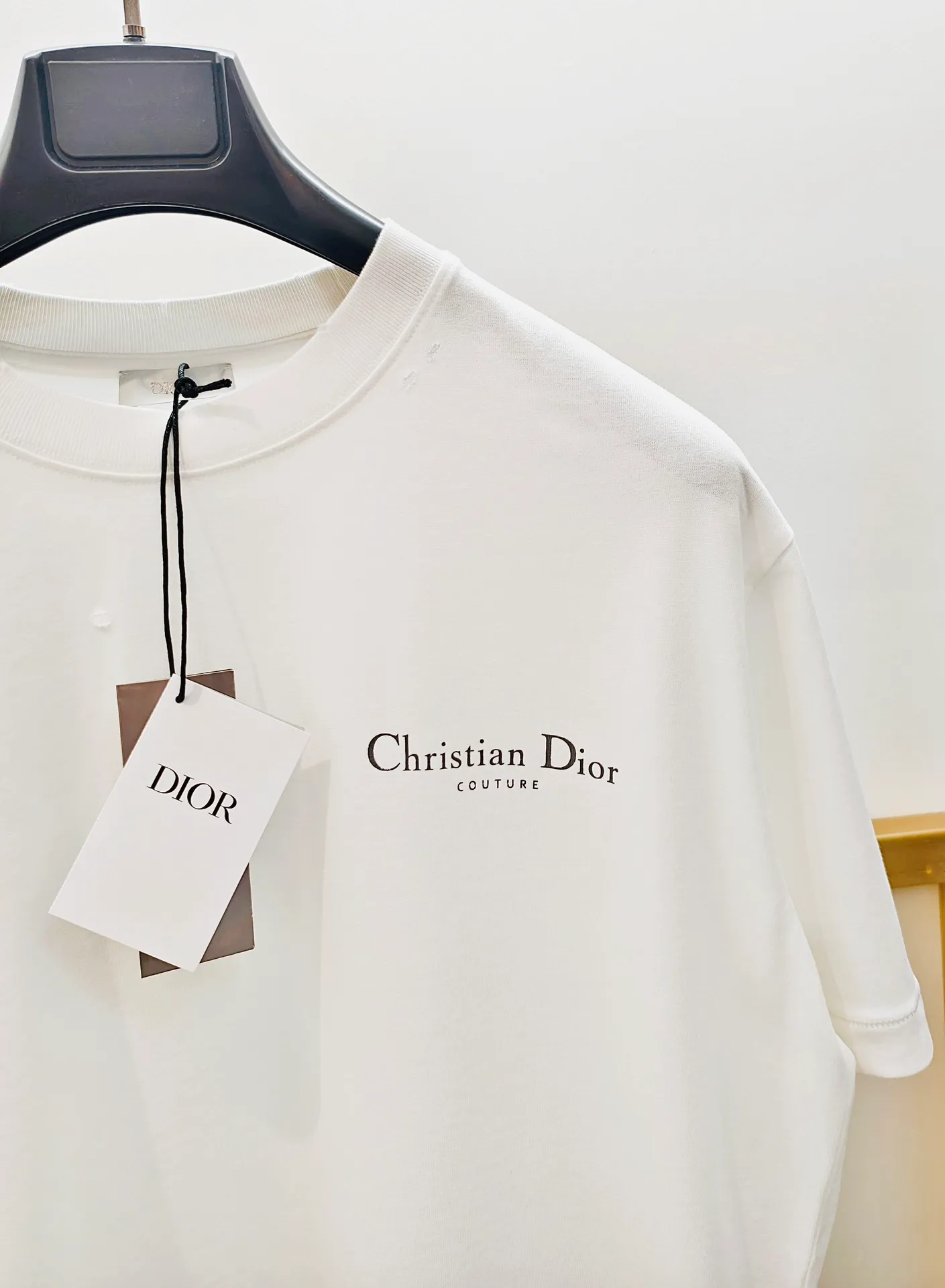 🅿️230 🌈Size: s/m/l/xl, black and white OS loose version, same style for men and women 1977364858081 Dio*Dior classic ripped and incomplete letter slit loose version half-sleeved T-shirt. Made of heavyweight pure cotton, carefully made with garment wash/shredded. Loose version cut with ribbed round neck, easy to create a casual look.  ⚠️Washing method: Dry clean or fast machine wash in cold water wrapped inside out laundry bag! !