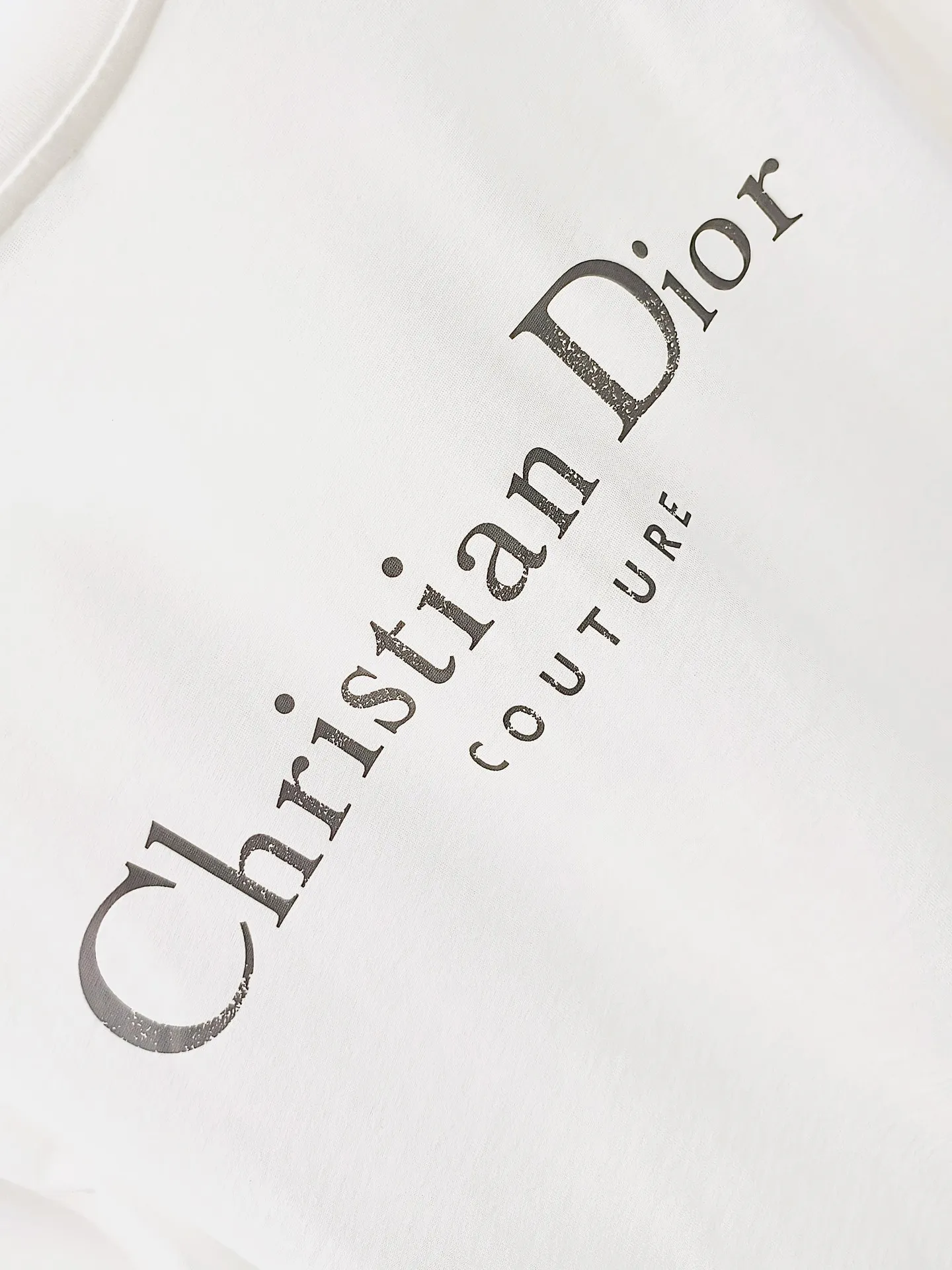 🅿️230 🌈Size: s/m/l/xl, black and white OS loose version, same style for men and women 1977364858081 Dio*Dior classic ripped and incomplete letter slit loose version half-sleeved T-shirt. Made of heavyweight pure cotton, carefully made with garment wash/shredded. Loose version cut with ribbed round neck, easy to create a casual look.  ⚠️Washing method: Dry clean or fast machine wash in cold water wrapped inside out laundry bag! !