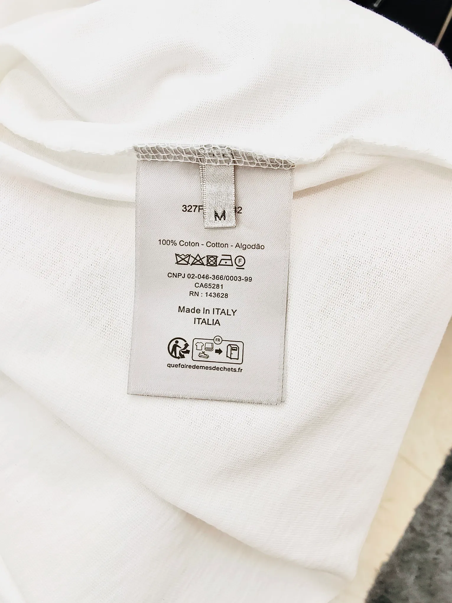 🅿️230 🌈Size: s/m/l/xl, black and white OS loose version, same style for men and women 1977364858081 Dio*Dior classic ripped and incomplete letter slit loose version half-sleeved T-shirt. Made of heavyweight pure cotton, carefully made with garment wash/shredded. Loose version cut with ribbed round neck, easy to create a casual look.  ⚠️Washing method: Dry clean or fast machine wash in cold water wrapped inside out laundry bag! !