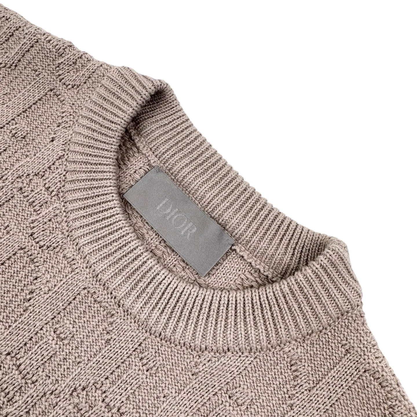 🅿️480 [Exclusive supply] CD Dark Pattern Presbyopic Crew Neck Sweater (Coffee Color) The original version was purchased for 19,000 and developed. The fabric is made of custom-woven cotton jacquard wool. It has excellent texture and is comfortable and close to the skin. It uses a classic black base to create a sense of black depth. Encounter the Dior Oblique pattern covering the body. It is delicately interwoven and dazzling. It shows the consistent luxury and elegance of the Dior brand. The looming jacquard dark pattern is like a walking ink painting. Every detail exudes charming charm. It is made of jacquard tissue imported from Germany. The arrangement and interweaving of yarns are precisely controlled. The Dior Oblique jacquard art pattern inlay is carefully interwoven on the loom. The fabric is more vivid and three-dimensional, with a curved thread structure. By changing the stitching method and the arrangement of yarns during the knitting process, the yarns present a curved distribution in the fabric. The garments are washed and softened to remove odors. Use professional washing equipment and specific detergents to deeply clean and deodorize clothes to improve the feel and appearance of clothes. Size:S-M-L-XL