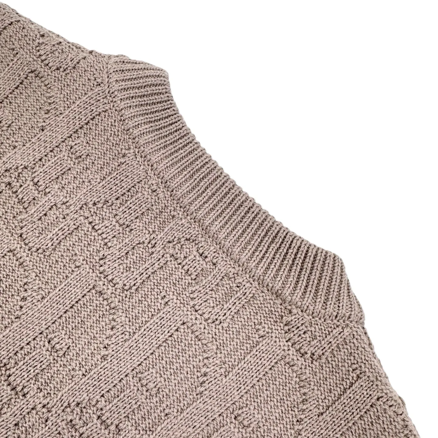 🅿️480 [Exclusive supply] CD Dark Pattern Presbyopic Crew Neck Sweater (Coffee Color) The original version was purchased for 19,000 and developed. The fabric is made of custom-woven cotton jacquard wool. It has excellent texture and is comfortable and close to the skin. It uses a classic black base to create a sense of black depth. Encounter the Dior Oblique pattern covering the body. It is delicately interwoven and dazzling. It shows the consistent luxury and elegance of the Dior brand. The looming jacquard dark pattern is like a walking ink painting. Every detail exudes charming charm. It is made of jacquard tissue imported from Germany. The arrangement and interweaving of yarns are precisely controlled. The Dior Oblique jacquard art pattern inlay is carefully interwoven on the loom. The fabric is more vivid and three-dimensional, with a curved thread structure. By changing the stitching method and the arrangement of yarns during the knitting process, the yarns present a curved distribution in the fabric. The garments are washed and softened to remove odors. Use professional washing equipment and specific detergents to deeply clean and deodorize clothes to improve the feel and appearance of clothes. Size:S-M-L-XL
