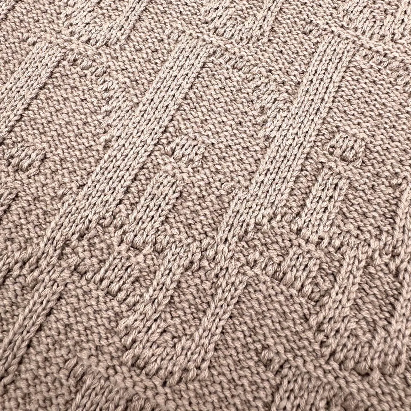 🅿️480 [Exclusive supply] CD Dark Pattern Presbyopic Crew Neck Sweater (Coffee Color) The original version was purchased for 19,000 and developed. The fabric is made of custom-woven cotton jacquard wool. It has excellent texture and is comfortable and close to the skin. It uses a classic black base to create a sense of black depth. Encounter the Dior Oblique pattern covering the body. It is delicately interwoven and dazzling. It shows the consistent luxury and elegance of the Dior brand. The looming jacquard dark pattern is like a walking ink painting. Every detail exudes charming charm. It is made of jacquard tissue imported from Germany. The arrangement and interweaving of yarns are precisely controlled. The Dior Oblique jacquard art pattern inlay is carefully interwoven on the loom. The fabric is more vivid and three-dimensional, with a curved thread structure. By changing the stitching method and the arrangement of yarns during the knitting process, the yarns present a curved distribution in the fabric. The garments are washed and softened to remove odors. Use professional washing equipment and specific detergents to deeply clean and deodorize clothes to improve the feel and appearance of clothes. Size:S-M-L-XL