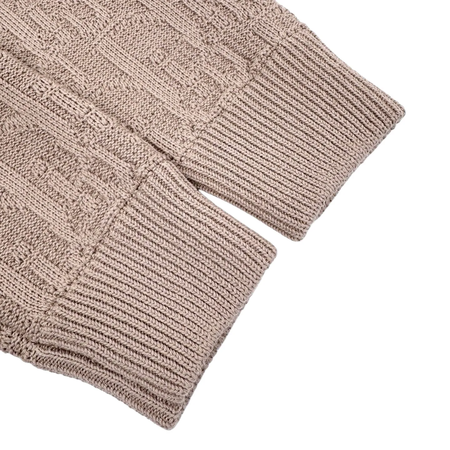 🅿️480 [Exclusive supply] CD Dark Pattern Presbyopic Crew Neck Sweater (Coffee Color) The original version was purchased for 19,000 and developed. The fabric is made of custom-woven cotton jacquard wool. It has excellent texture and is comfortable and close to the skin. It uses a classic black base to create a sense of black depth. Encounter the Dior Oblique pattern covering the body. It is delicately interwoven and dazzling. It shows the consistent luxury and elegance of the Dior brand. The looming jacquard dark pattern is like a walking ink painting. Every detail exudes charming charm. It is made of jacquard tissue imported from Germany. The arrangement and interweaving of yarns are precisely controlled. The Dior Oblique jacquard art pattern inlay is carefully interwoven on the loom. The fabric is more vivid and three-dimensional, with a curved thread structure. By changing the stitching method and the arrangement of yarns during the knitting process, the yarns present a curved distribution in the fabric. The garments are washed and softened to remove odors. Use professional washing equipment and specific detergents to deeply clean and deodorize clothes to improve the feel and appearance of clothes. Size:S-M-L-XL