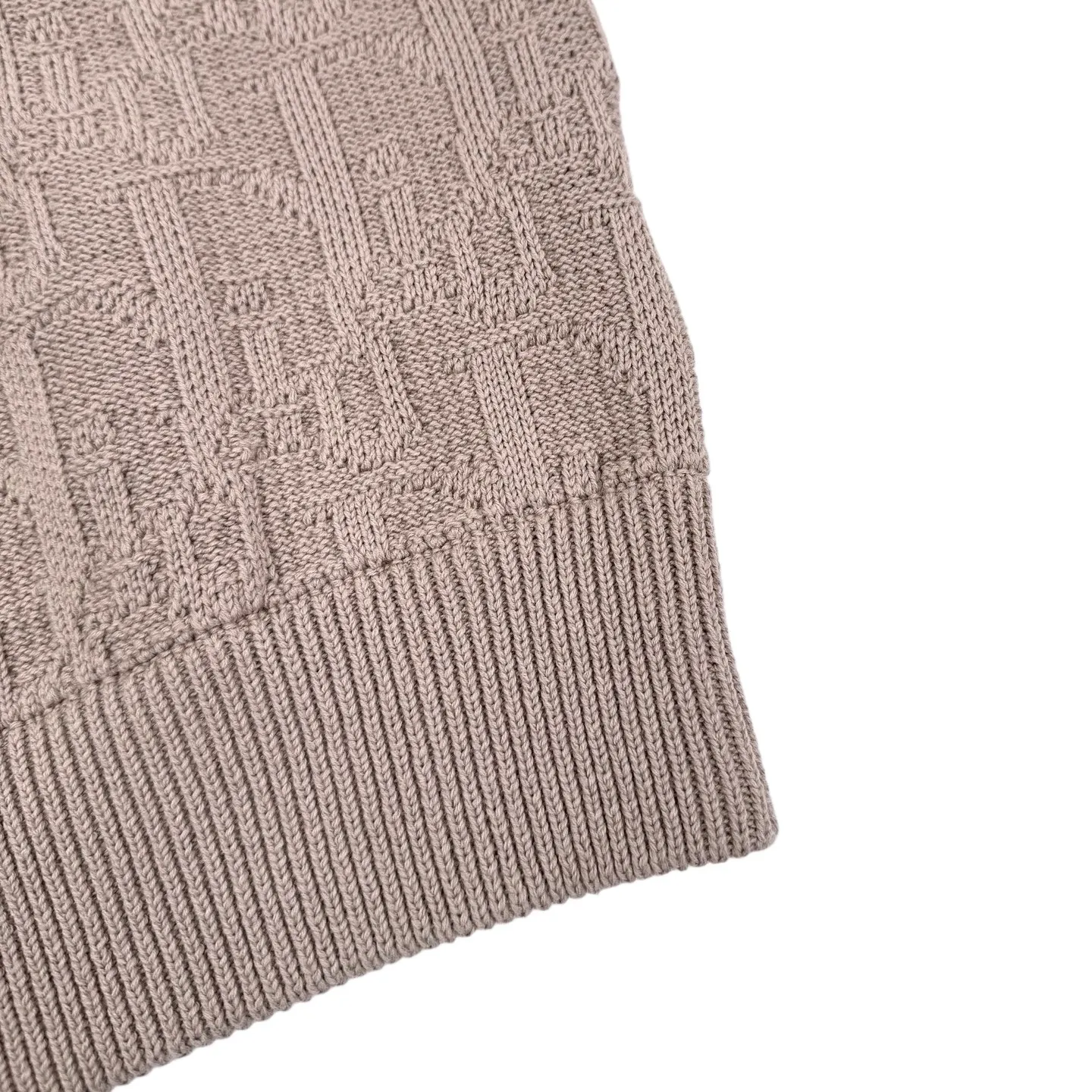 🅿️480 [Exclusive supply] CD Dark Pattern Presbyopic Crew Neck Sweater (Coffee Color) The original version was purchased for 19,000 and developed. The fabric is made of custom-woven cotton jacquard wool. It has excellent texture and is comfortable and close to the skin. It uses a classic black base to create a sense of black depth. Encounter the Dior Oblique pattern covering the body. It is delicately interwoven and dazzling. It shows the consistent luxury and elegance of the Dior brand. The looming jacquard dark pattern is like a walking ink painting. Every detail exudes charming charm. It is made of jacquard tissue imported from Germany. The arrangement and interweaving of yarns are precisely controlled. The Dior Oblique jacquard art pattern inlay is carefully interwoven on the loom. The fabric is more vivid and three-dimensional, with a curved thread structure. By changing the stitching method and the arrangement of yarns during the knitting process, the yarns present a curved distribution in the fabric. The garments are washed and softened to remove odors. Use professional washing equipment and specific detergents to deeply clean and deodorize clothes to improve the feel and appearance of clothes. Size:S-M-L-XL
