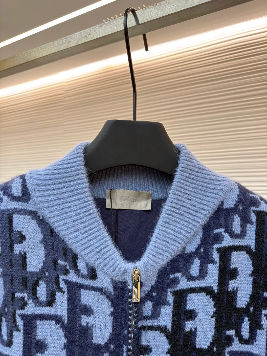Dior wool printed ribbed zipper long-sleeved jacket ●Original version: Purchased and developed by 33157 ●Item number: 1681746- ●Material: wool blended fabric ●Technology: knitted jacquard production ●Color: blue and black ●Version: fitted version ●Weight: about 1285 grams ●Size: XS-S-M-L ●Description: This knitted jacket uses multi-color jacquard technology, interweaving dark and light blue and black to present the brand's iconic letter pattern. The pattern texture is clear and has a strong three-dimensional effect. The body of the garment is made of soft knitted fabric, which is precisely woven to ensure uniform density and a delicate and skin-friendly touch. The collar, cuffs and hem are ribbed in the same color, providing an elastic fit and enhancing the overall silhouette. The front is equipped with a metal zipper, which is smooth and echoes the style of the jacquard pattern; the body is three-dimensionally cut, with a loose and casual fit. The jacquard process uses multi-tissue needles to work together to make the pattern and background color distinct. It has both design recognition and the comfortable texture of knitted items. It is the finishing touch to highlight the brand style in daily wear. The overall wiring is straight and delicate, the fabric is comfortable and soft, and the color is consistent without color difference. It can be matched with the same style to create a fashionable look and control various occasions. Customized accessories, complete with three standards, same style for men and women!