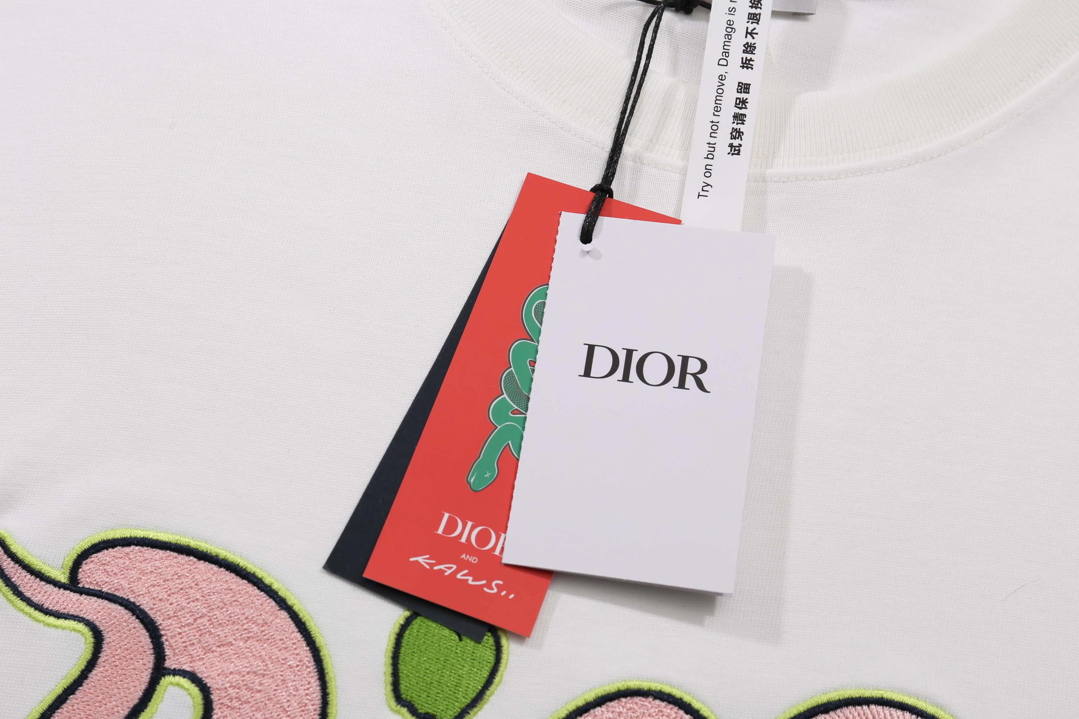 🅿️200 Correct version of high quality D1or/25ss new Year of the Snake co-branded bloom-dyed short-sleeved T-shirt made of 21s double yarn cotton plain weave. It is equipped with 21 pairs of fine cotton yarns and 1*1 horizontal machine-woven threads. The front and rear hems are printed with digital direct injection, and the full-length large-size pattern is available.  The front panel is embroidered with Tajima embroidery machine imported from Japan. The number of embroidery stitches reaches 130,000. The thread color is matched with satin patch to increase the stiffness to avoid shifting during the embroidery process. The short needle tatami three-layer embroidery method is equipped with a new co-branded hangtag for the Year of the Snake. Same size for men and women. Size: XS S M L