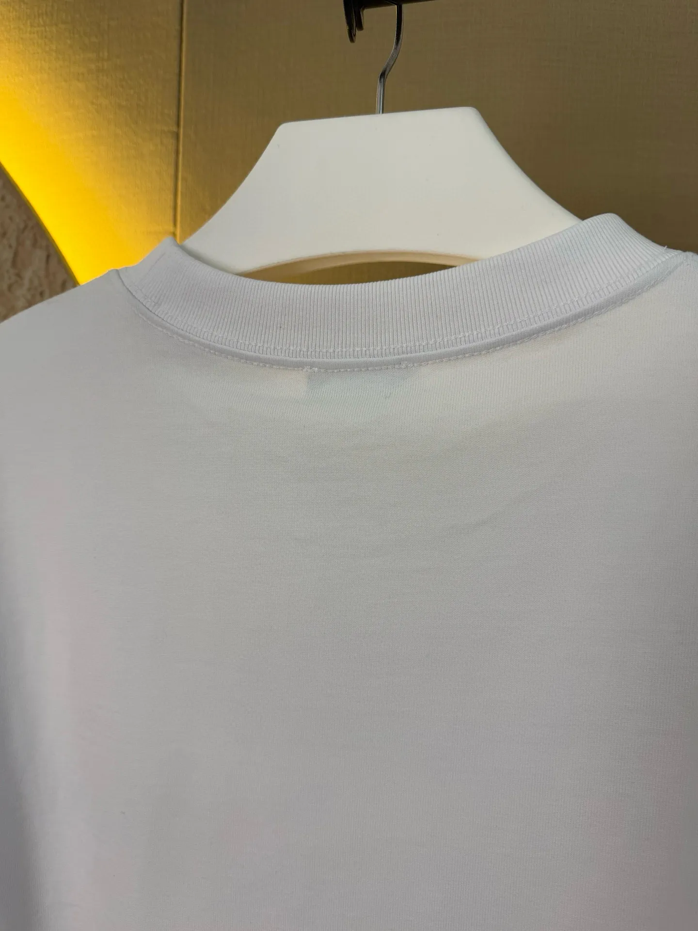🅿️156 Dior Year of the Snake Limited Edition Apple Snake Embroidered Badge Short Sleeve Made of pure cotton 12S fine cotton plain fabric, 310g. The embroidery pattern is based on tatami embroidery technology. The embroidery uses a special single-needle arrangement. The stitches are tight and flat, forming a texture similar to the tatami grid, making the embroidery pattern have a strong three-dimensional and layered feel. Embroidered with silk threads of multiple colors, the colors are bright and contrasting, showing rich patterns and details. The outline is stroked by needle embroidery, the embroidery pattern is matched with the brand logo design, and the brand letter logo is single-needle flat embroidered. Made from a variety of needlework; the outline of the pattern is embroidered with a single straight line and straight silk thread. The outline edges and letter embroidery are stitched together to create clear and rich three-dimensional layers. The standard round neck and short-sleeved version has a rounded arc neckline, which is suitable for various face shapes and body shapes; the sleeve length is moderate and ends just above the elbow, showing a smart and neat image. The slim fit can show off the wearer's body curves without sacrificing comfort. The collar, cuffs, hem and other parts are all sewn with fine double-needle stitching. Size: S-XL