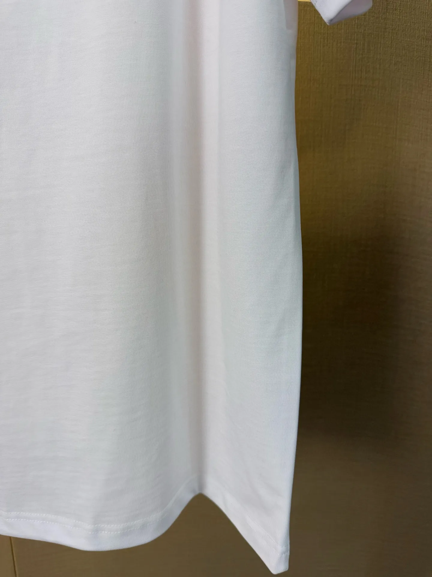 🅿️156 Dior Year of the Snake Limited Edition Apple Snake Embroidered Badge Short Sleeve Made of pure cotton 12S fine cotton plain fabric, 310g. The embroidery pattern is based on tatami embroidery technology. The embroidery uses a special single-needle arrangement. The stitches are tight and flat, forming a texture similar to the tatami grid, making the embroidery pattern have a strong three-dimensional and layered feel. Embroidered with silk threads of multiple colors, the colors are bright and contrasting, showing rich patterns and details. The outline is stroked by needle embroidery, the embroidery pattern is matched with the brand logo design, and the brand letter logo is single-needle flat embroidered. Made from a variety of needlework; the outline of the pattern is embroidered with a single straight line and straight silk thread. The outline edges and letter embroidery are stitched together to create clear and rich three-dimensional layers. The standard round neck and short-sleeved version has a rounded arc neckline, which is suitable for various face shapes and body shapes; the sleeve length is moderate and ends just above the elbow, showing a smart and neat image. The slim fit can show off the wearer's body curves without sacrificing comfort. The collar, cuffs, hem and other parts are all sewn with fine double-needle stitching. Size: S-XL