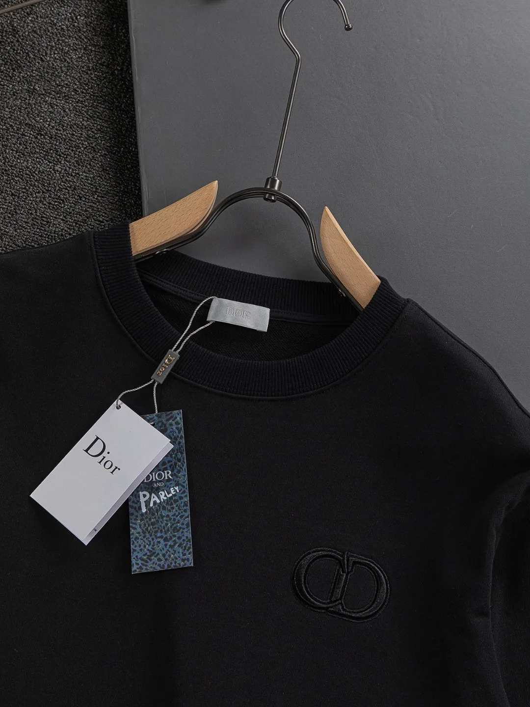 🅿️280 Dior Dior micro wide version CD micro wide version S-Xl 25ss autumn and winter sweatshirt, forever unbeatable, classic style, permanent boutique, counter timeless classic washed style, CD letter logo on chest🪡 embroidery, neckline, sleeve hem, washed heavy craftsmanship logo pattern, heavy craftsmanship, same style for men and women, short-sleeved T-shirt, cotton blended terry jersey fabric, original development This is from the 2025 beachwear limited series. The full-logo jacquard towel highlights the classic Obliave flower. It is matched with an S-shaped round neck and topstitching. It is unique. The whole body is decorated with obliqve jacquard. The ribbed round neck is matched with V-shaped topstitching. Customized accessories. The whole body is customized and developed according to the Y-panel... Complete with three standards, it can control various styles and pay tribute to Dior's historic year! Coupled with the blessing of full-flower cotton material, both the upper body comfort and the existence are unparalleled. It can be said to be a must-have companion in summer. The excellent breathability and comfortable wearing feeling are unparalleled~ Recommended! ! Same style for men and women! Color: Black White Lake Blue Size: S-XL Size chart: S: Shoulder width 55-Bust 56-Length 71.5 M: Shoulder width 56.5-Bust 58-Length 73 L: Shoulder width 58-Bust 60-Length 74.5 XL: Shoulder width 59.5-Bust 62-Length 76