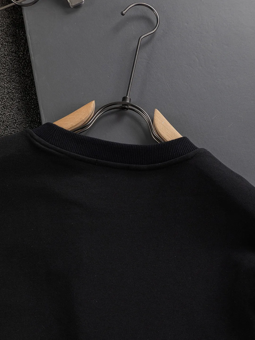 🅿️280 Dior Dior micro wide version CD micro wide version S-Xl 25ss autumn and winter sweatshirt, forever unbeatable, classic style, permanent boutique, counter timeless classic washed style, CD letter logo on chest🪡 embroidery, neckline, sleeve hem, washed heavy craftsmanship logo pattern, heavy craftsmanship, same style for men and women, short-sleeved T-shirt, cotton blended terry jersey fabric, original development This is from the 2025 beachwear limited series. The full-logo jacquard towel highlights the classic Obliave flower. It is matched with an S-shaped round neck and topstitching. It is unique. The whole body is decorated with obliqve jacquard. The ribbed round neck is matched with V-shaped topstitching. Customized accessories. The whole body is customized and developed according to the Y-panel... Complete with three standards, it can control various styles and pay tribute to Dior's historic year! Coupled with the blessing of full-flower cotton material, both the upper body comfort and the existence are unparalleled. It can be said to be a must-have companion in summer. The excellent breathability and comfortable wearing feeling are unparalleled~ Recommended! ! Same style for men and women! Color: Black White Lake Blue Size: S-XL Size chart: S: Shoulder width 55-Bust 56-Length 71.5 M: Shoulder width 56.5-Bust 58-Length 73 L: Shoulder width 58-Bust 60-Length 74.5 XL: Shoulder width 59.5-Bust 62-Length 76