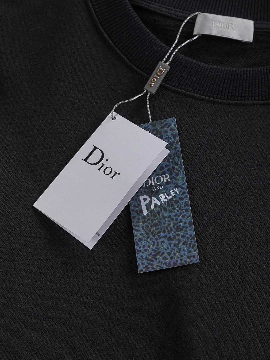 🅿️280 Dior Dior micro wide version CD micro wide version S-Xl 25ss autumn and winter sweatshirt, forever unbeatable, classic style, permanent boutique, counter timeless classic washed style, CD letter logo on chest🪡 embroidery, neckline, sleeve hem, washed heavy craftsmanship logo pattern, heavy craftsmanship, same style for men and women, short-sleeved T-shirt, cotton blended terry jersey fabric, original development This is from the 2025 beachwear limited series. The full-logo jacquard towel highlights the classic Obliave flower. It is matched with an S-shaped round neck and topstitching. It is unique. The whole body is decorated with obliqve jacquard. The ribbed round neck is matched with V-shaped topstitching. Customized accessories. The whole body is customized and developed according to the Y-panel... Complete with three standards, it can control various styles and pay tribute to Dior's historic year! Coupled with the blessing of full-flower cotton material, both the upper body comfort and the existence are unparalleled. It can be said to be a must-have companion in summer. The excellent breathability and comfortable wearing feeling are unparalleled~ Recommended! ! Same style for men and women! Color: Black White Lake Blue Size: S-XL Size chart: S: Shoulder width 55-Bust 56-Length 71.5 M: Shoulder width 56.5-Bust 58-Length 73 L: Shoulder width 58-Bust 60-Length 74.5 XL: Shoulder width 59.5-Bust 62-Length 76