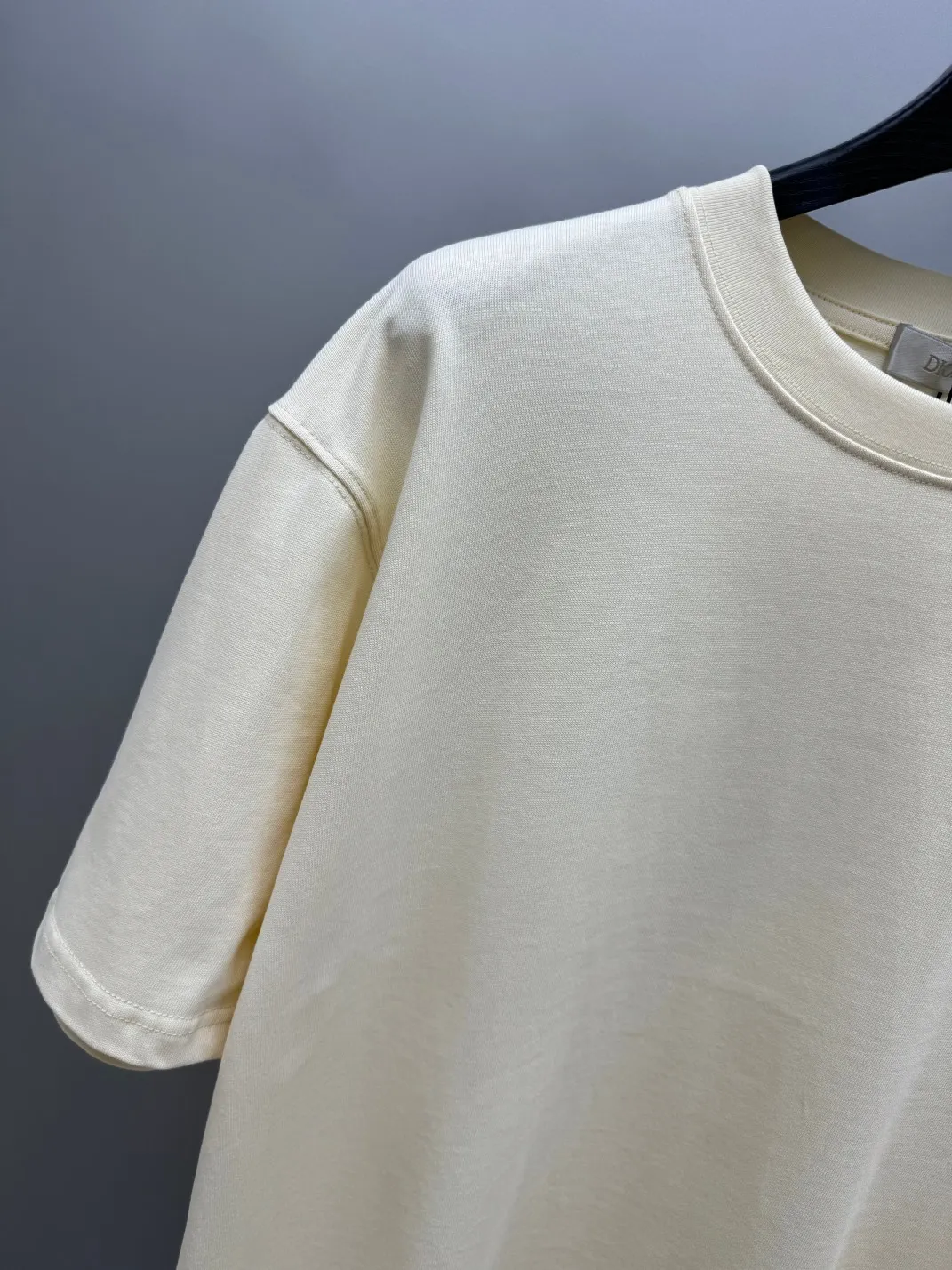 🅿️220 (top version, different currency) will not be taken off the shelves all year round, sell with confidence. Style: Dior/DIO.R short-sleeved T-shirt. Fabric: 300g double yarn 100% cotton. Rib: 320g heavy Sorona 1*1 trendy brand. Craftsmanship: imported machine embroidery logo. Color: white blue apricot. Size: XS S M L. Gender-neutral. Same style for men and women.