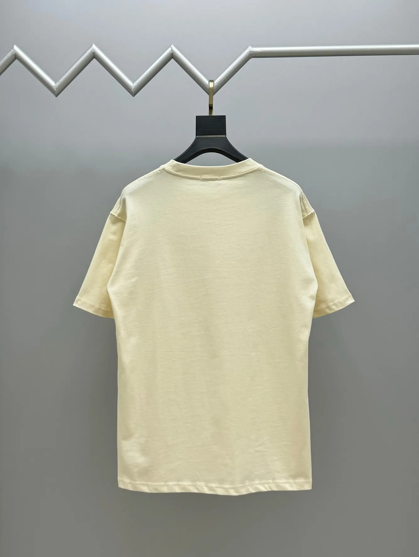 🅿️220 (top version, different currency) will not be taken off the shelves all year round, sell with confidence. Style: Dior/DIO.R short-sleeved T-shirt. Fabric: 300g double yarn 100% cotton. Rib: 320g heavy Sorona 1*1 trendy brand. Craftsmanship: imported machine embroidery logo. Color: white blue apricot. Size: XS S M L. Gender-neutral. Same style for men and women.