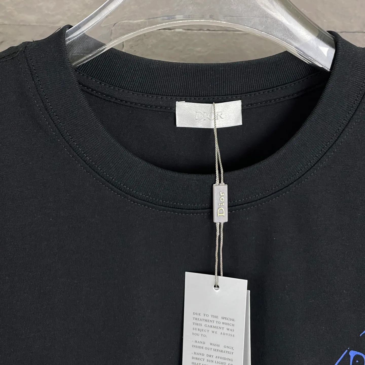 🅿️180 /A23 DIOR Dior Fabric upgrade 300 high gram weight High-end craftsmanship Exclusive new original order Same style for men and women Casual loose fit short sleeves High-end customization High version Fashionable and versatile imported fabrics Super soft and delicate feel Skin-friendly and comfortable to wear High-end boutique High-temperature washing process to ensure no deformation or shrinkage, summer wear, a comfortable and beautiful value! A must-have item for beauty and ageing! The surface is ultra-fine and smooth, uniform, delicate and soft. It is comfortable to wear and can easily create a cool summer feel. It is easy to handle on the upper body and becomes the focus of the street in minutes. Size: S-XL Color: black, white and blue