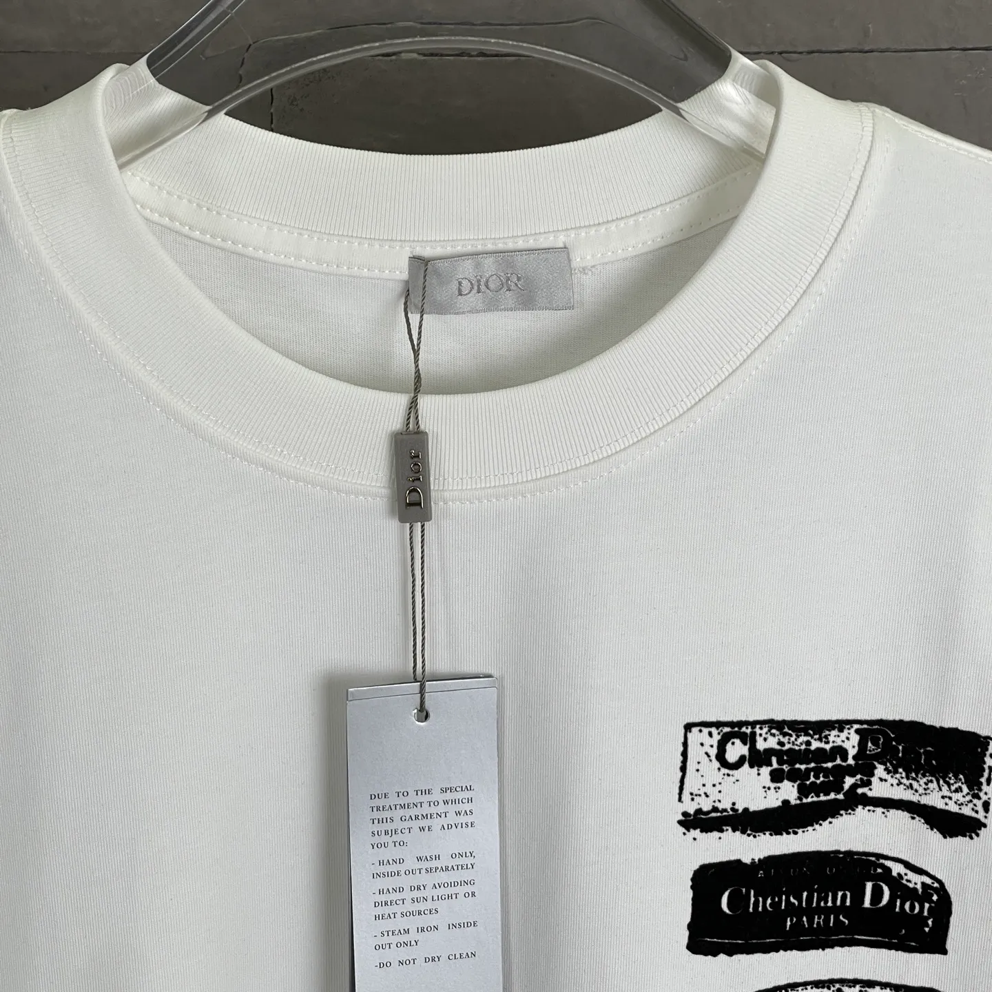 🅿️170 /A22 DIOR Dior Fabric upgrade 300 high gram weight Discharge printing process Exclusive new original order Same style for men and women Casual loose fit short sleeves High-end customization High version Fashionable and versatile imported fabrics Super soft and delicate feel Skin-friendly and comfortable to wear High-end boutique High-temperature washing process to ensure no deformation or shrinkage, summer wear, a comfortable and beautiful value! A must-have item for beauty and aging! The surface is ultra-fine and smooth, uniform, delicate and soft. It is comfortable to wear and can easily create a cool summer feel. It is easy to handle on the upper body and becomes the focus of the street in minutes. Size: S-XL Color: black and white