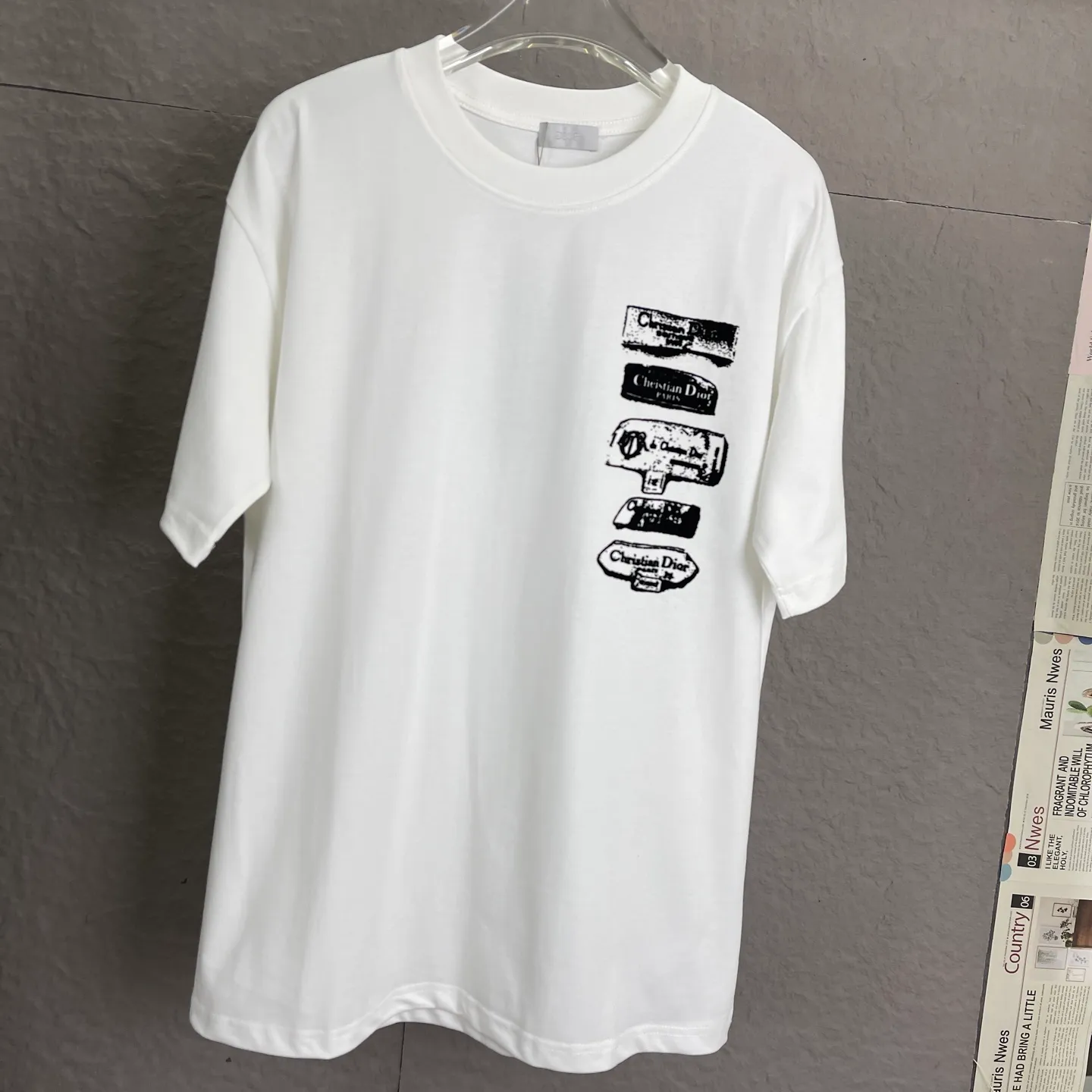 🅿️170 /A22 DIOR Dior Fabric upgrade 300 high gram weight Discharge printing process Exclusive new original order Same style for men and women Casual loose fit short sleeves High-end customization High version Fashionable and versatile imported fabrics Super soft and delicate feel Skin-friendly and comfortable to wear High-end boutique High-temperature washing process to ensure no deformation or shrinkage, summer wear, a comfortable and beautiful value! A must-have item for beauty and aging! The surface is ultra-fine and smooth, uniform, delicate and soft. It is comfortable to wear and can easily create a cool summer feel. It is easy to handle on the upper body and becomes the focus of the street in minutes. Size: S-XL Color: black and white