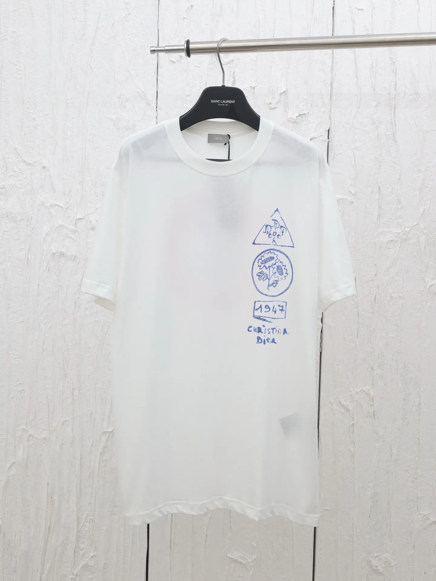 🅿️270 Dio*/Dior 25 spring and summer new dream house and smart tree shadow short T-shirt. This T-shirt displays the logo from this season’s DIOR AND HYLTON NEL joint series. Crafted from white cotton-jersey, it has a classic silhouette with a ribbed crew neck and a contrasting print on the front and back for added style.  Size：S/M/L/XL