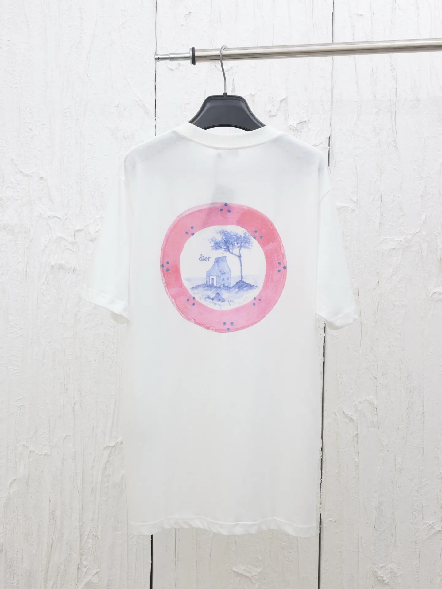 🅿️270 Dio*/Dior 25 spring and summer new dream house and smart tree shadow short T-shirt. This T-shirt displays the logo from this season’s DIOR AND HYLTON NEL joint series. Crafted from white cotton-jersey, it has a classic silhouette with a ribbed crew neck and a contrasting print on the front and back for added style.  Size：S/M/L/XL