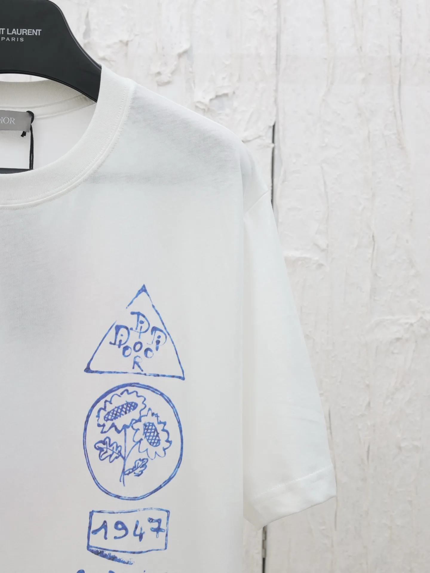 🅿️270 Dio*/Dior 25 spring and summer new dream house and smart tree shadow short T-shirt. This T-shirt displays the logo from this season’s DIOR AND HYLTON NEL joint series. Crafted from white cotton-jersey, it has a classic silhouette with a ribbed crew neck and a contrasting print on the front and back for added style.  Size：S/M/L/XL