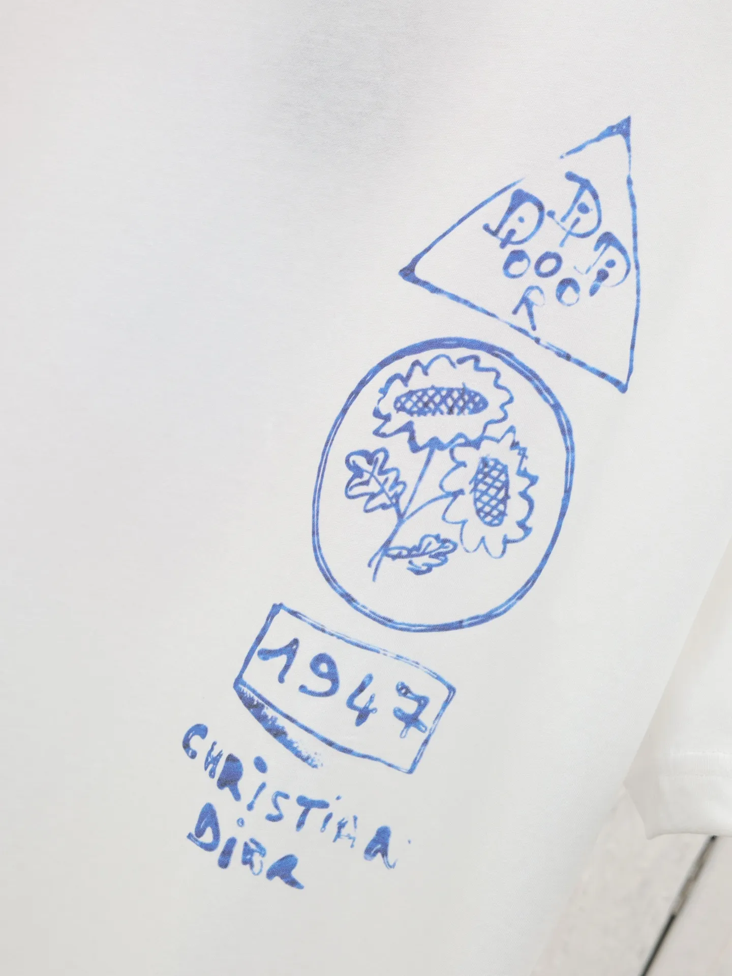 🅿️270 Dio*/Dior 25 spring and summer new dream house and smart tree shadow short T-shirt. This T-shirt displays the logo from this season’s DIOR AND HYLTON NEL joint series. Crafted from white cotton-jersey, it has a classic silhouette with a ribbed crew neck and a contrasting print on the front and back for added style.  Size：S/M/L/XL