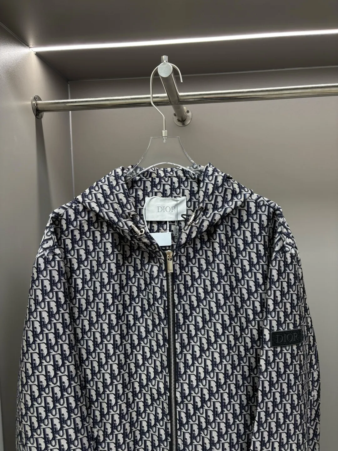 🅿️700 Dior Classic Letter Jacquard Hooded Thin Cotton Jacket This hooded jacket is decorated with classic letter jacquard. It is carefully made of royal blue jacquard technical fabric, with zipper closure and sleeves decorated with label design. It can be worn in spring and autumn, and can also be paired with couples' outfits. It is the same style for men and women, creating a refined casual look.  Size: M-XXXL